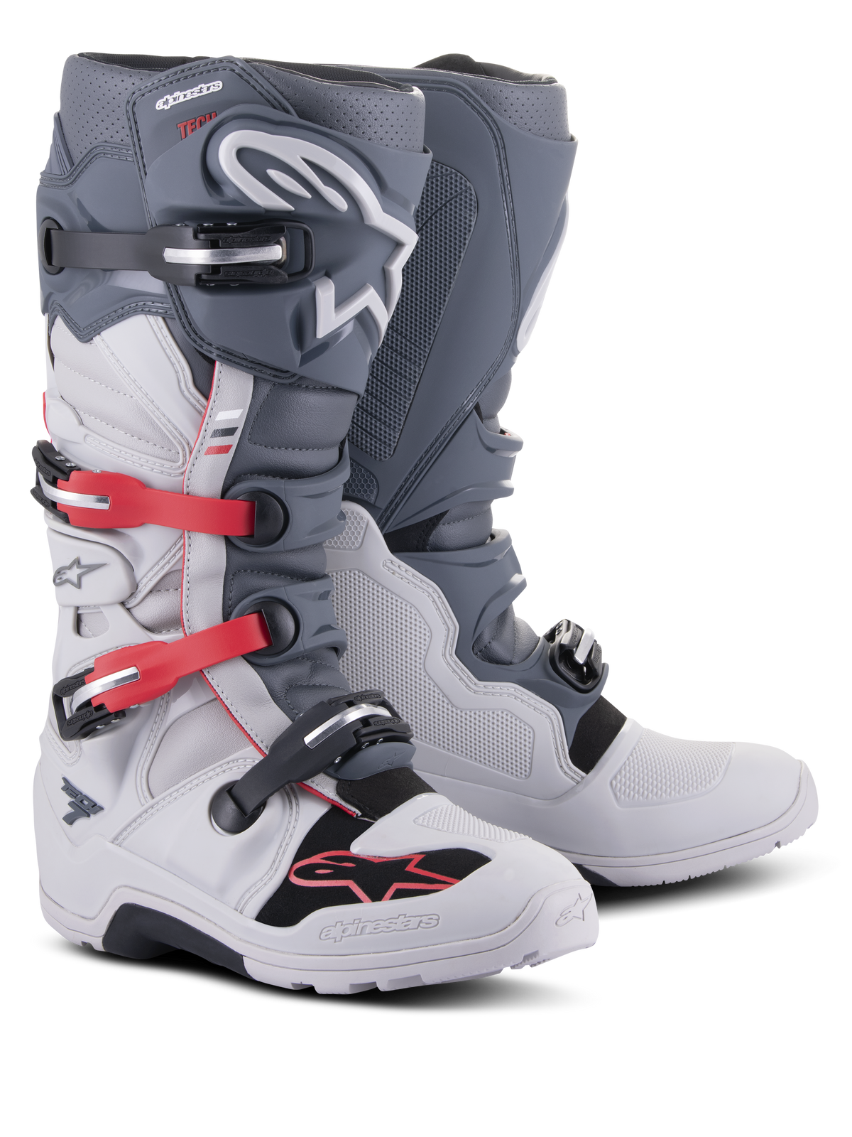Stivali Alpinestars Tech 7 Enduro, calzature da moto fuoristrada, grigio chiaro e grigio scuro con accenti rosso acceso, dotati di sistema di chiusura a fibbie multiple e suola in mescola robusta per enduro e trail