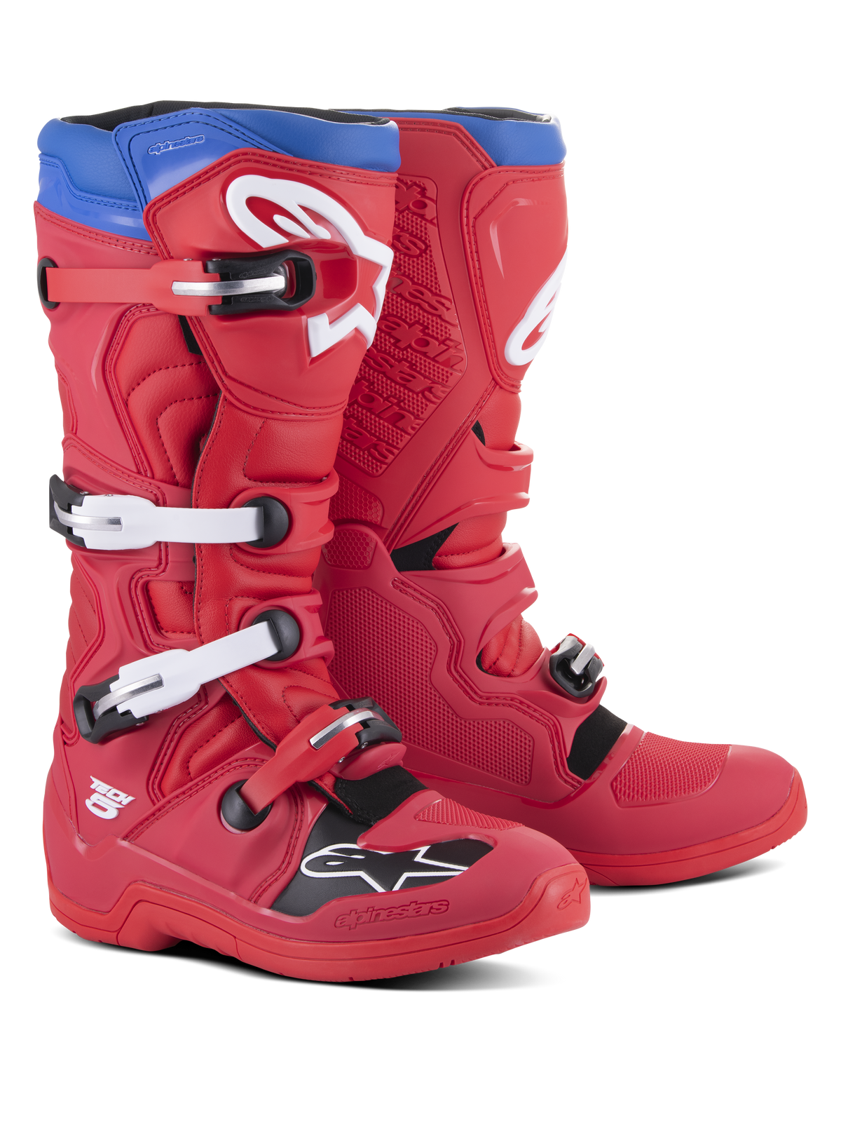 Stivali Alpinestars Tech 5, stivali da motocross, rosso brillante e blu Alpine, con quattro fibbie bianche regolabili, logo Alpinestars bianco sulla tibia e sulla punta, bordo superiore blu e pannelli protettivi neri, progettati per prestazioni e durata nel fuoristrada