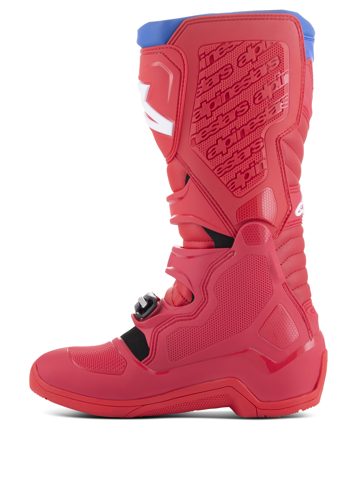 Stivali Alpinestars Tech 5, stivali da motocross, rosso acceso e rosso scuro con accenti Alpine Blue, vista laterale con costruzione multi-pannello, piastre protettive in polimero, loghi bianchi e sistema di fibbie per guida off-road