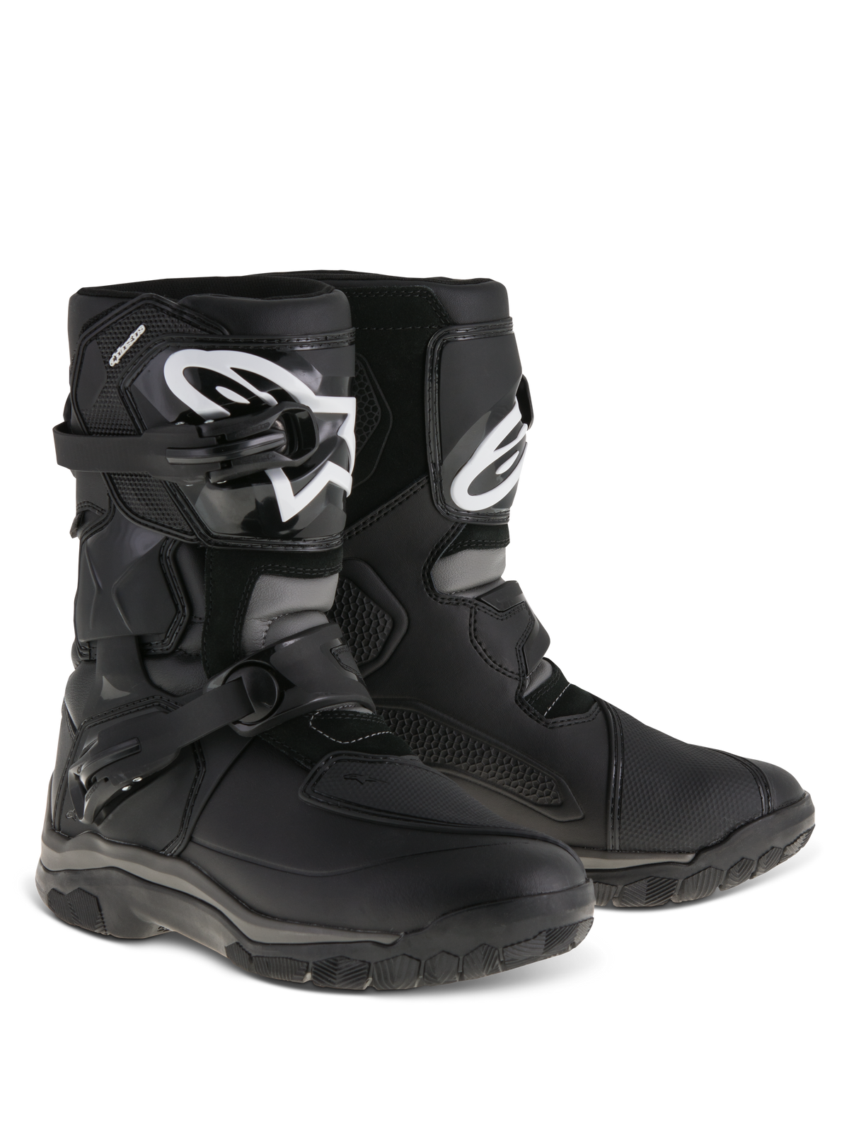 Stivali Alpinestars Belize Drystar®, stivali da moto adventure touring, nero, design low-cut con sistema di chiusura a doppia fibbia, placca parastinchi in TPU con logo Alpinestars bianco, suola robusta in gomma vulcanizzata per uso stradale e fuoristrada