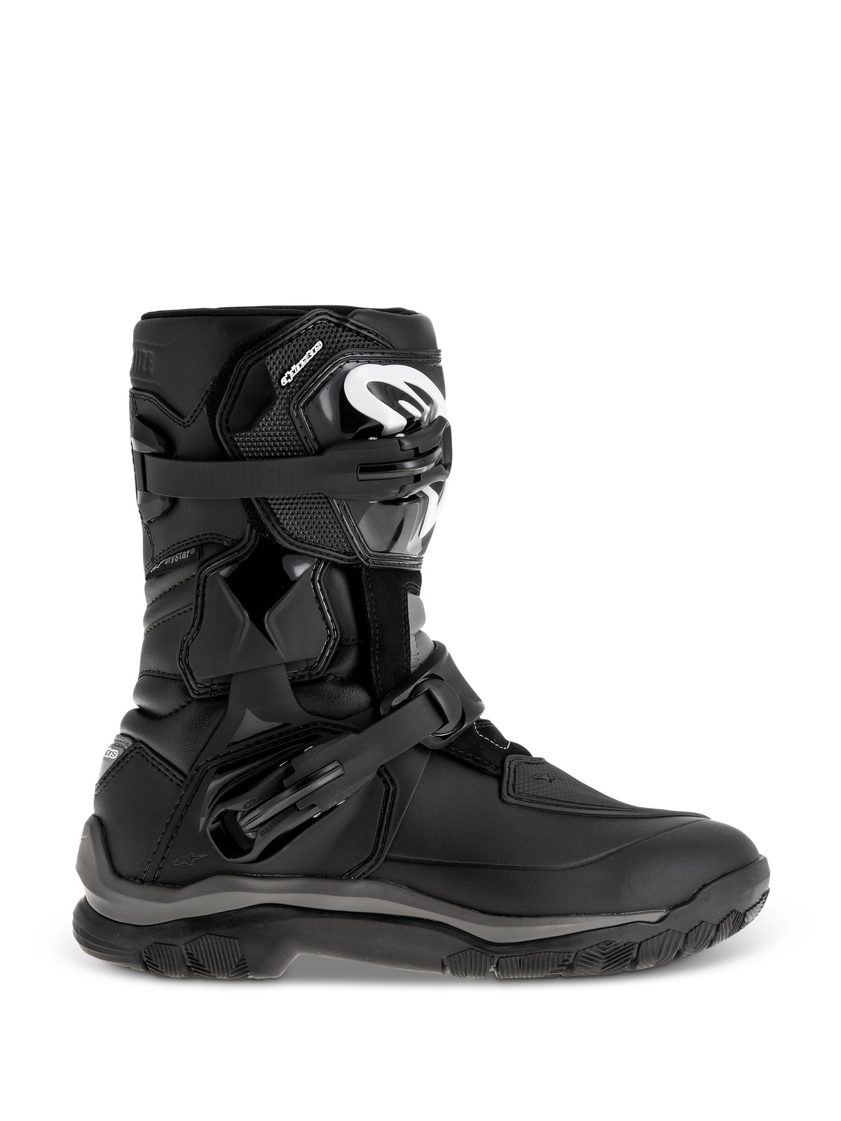 Stivali Alpinestars Belize Drystar, stivali da adventure touring neri, caratterizzati da un design a media altezza con doppie fibbie regolabili, suola robusta e strutturata per il grip, pannelli di protezione rinforzati, logo bianco sulla tibia, calzature da moto impermeabili