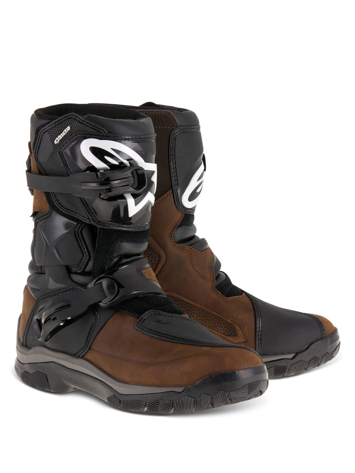 Stivali Alpinestars Belize Drystar®, stivali da moto per adventure touring, marrone oliato e nero, caratterizzati da un design a taglio basso con doppie fibbie laterali, placca parastinchi in TPU nero con logo Alpinestars bianco e robuste suole in gomma vulcanizzata.