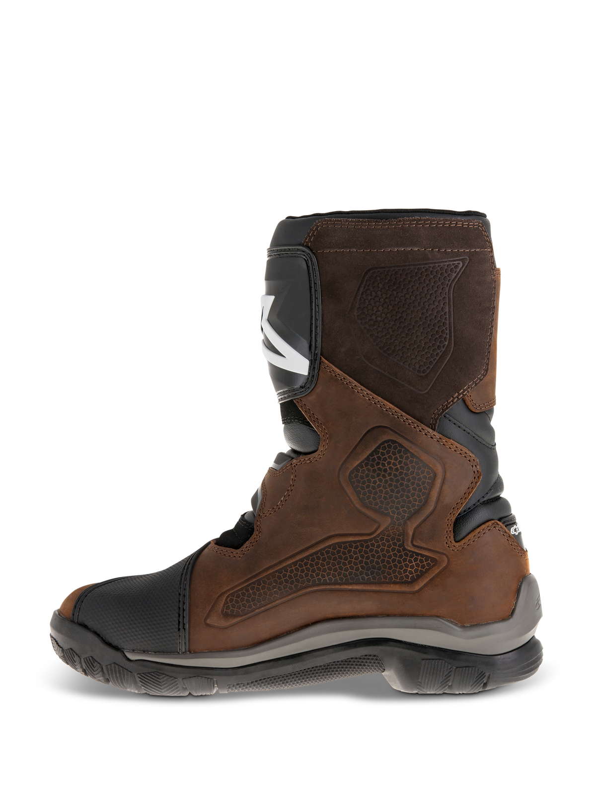 Stivali Alpinestars Belize Drystar®, stivali da moto adventure touring a gambale corto, pelle marrone oliata con accenti neri e grigi, vista del lato mediale con un ampio pannello grip testurizzato a caldo, parastinco in TPU e robusta suola in gomma vulcanizzata