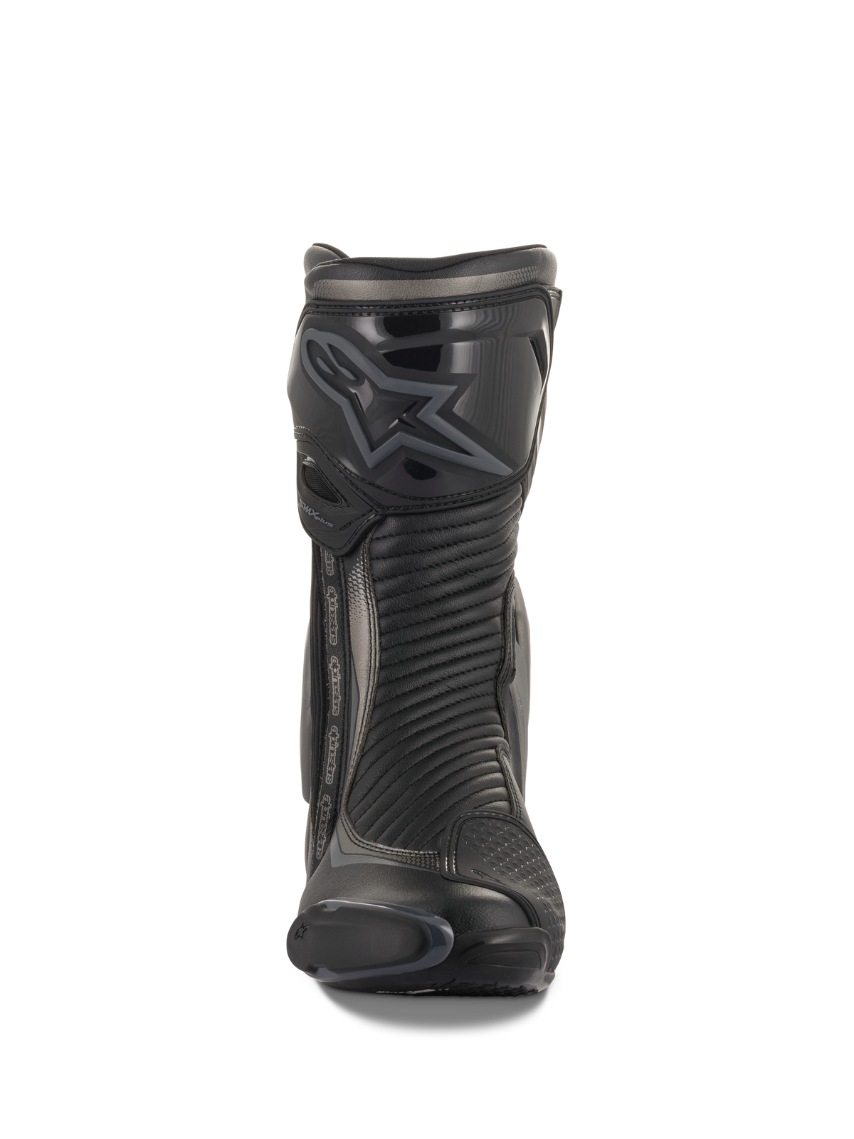 Alpinestars SMX Plus V2 Boots, stivali da moto racing e sportivi, nero e grigio scuro, vista frontale con protezione stinco in TPU sagomata con logo Alpinestars, pannelli flessibili a fisarmonica per il movimento e profilo aerodinamico sottile per la guida prestazionale.