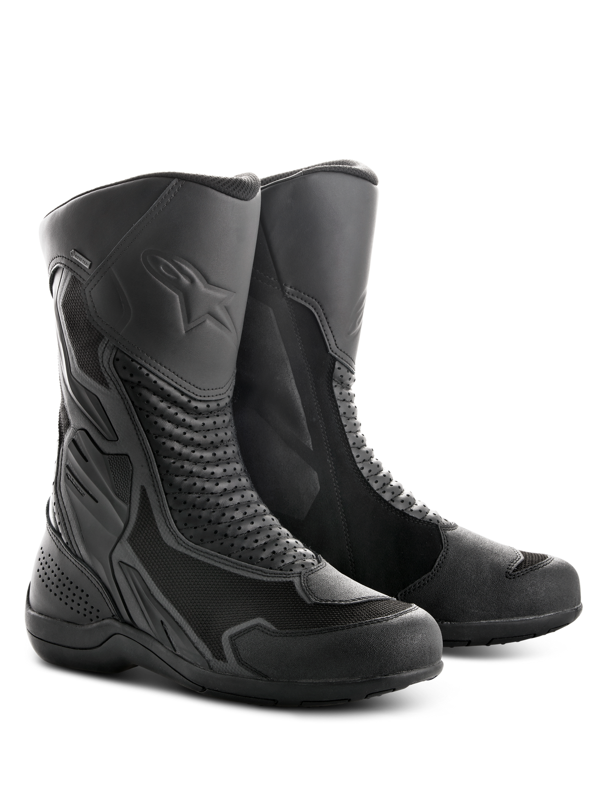 Stivali Alpinestars Air Plus V2 GORE-TEX, stivali da moto touring, nero, caratterizzati da una combinazione di mesh ventilato e pelle, pannelli a soffietto traforati per la flessibilità, logo a stella in rilievo sulla tibia e suola in gomma resistente progettata per la guida in tutte le condizioni atmosferiche.