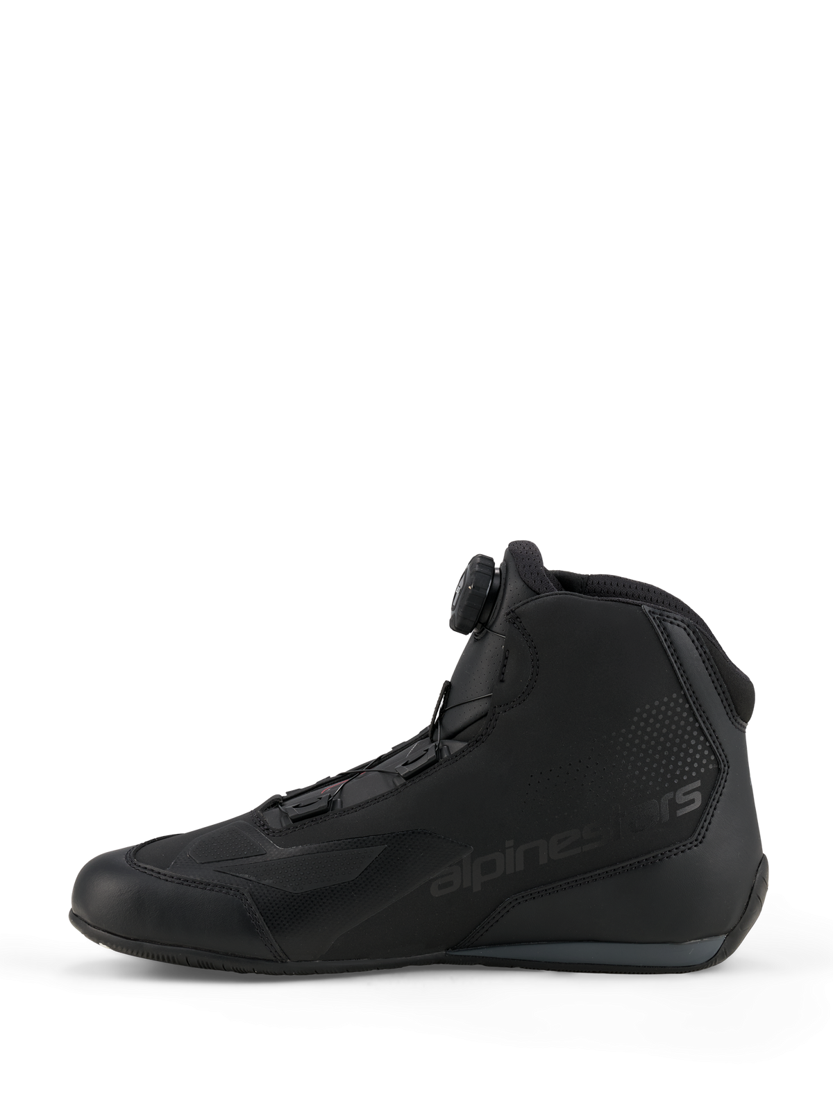 Scarpe Alpinestars Celer, scarpe da guida sportiva e racing, nero e grigio scuro, vista laterale di profilo con sistema di chiusura a rotore integrato, costruzione in microfibra tecnica con marchio Alpinestars, design aerodinamico per le prestazioni
