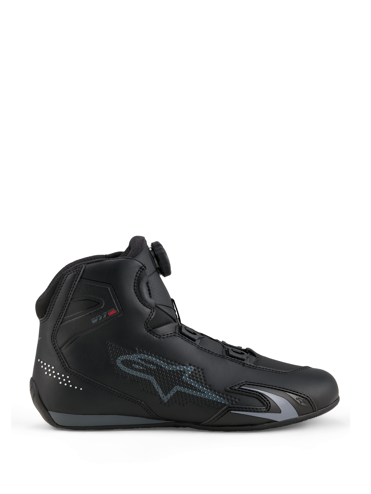 Scarpe Alpinestars Celer, scarpe da moto, nero e grigio scuro, vista laterale di profilo che mostra la rotella del sistema di chiusura Rotor sulla linguetta, tomaia in microfibra tecnica con logo Alpinestars grigio, profilo sportivo e da corsa aerodinamico