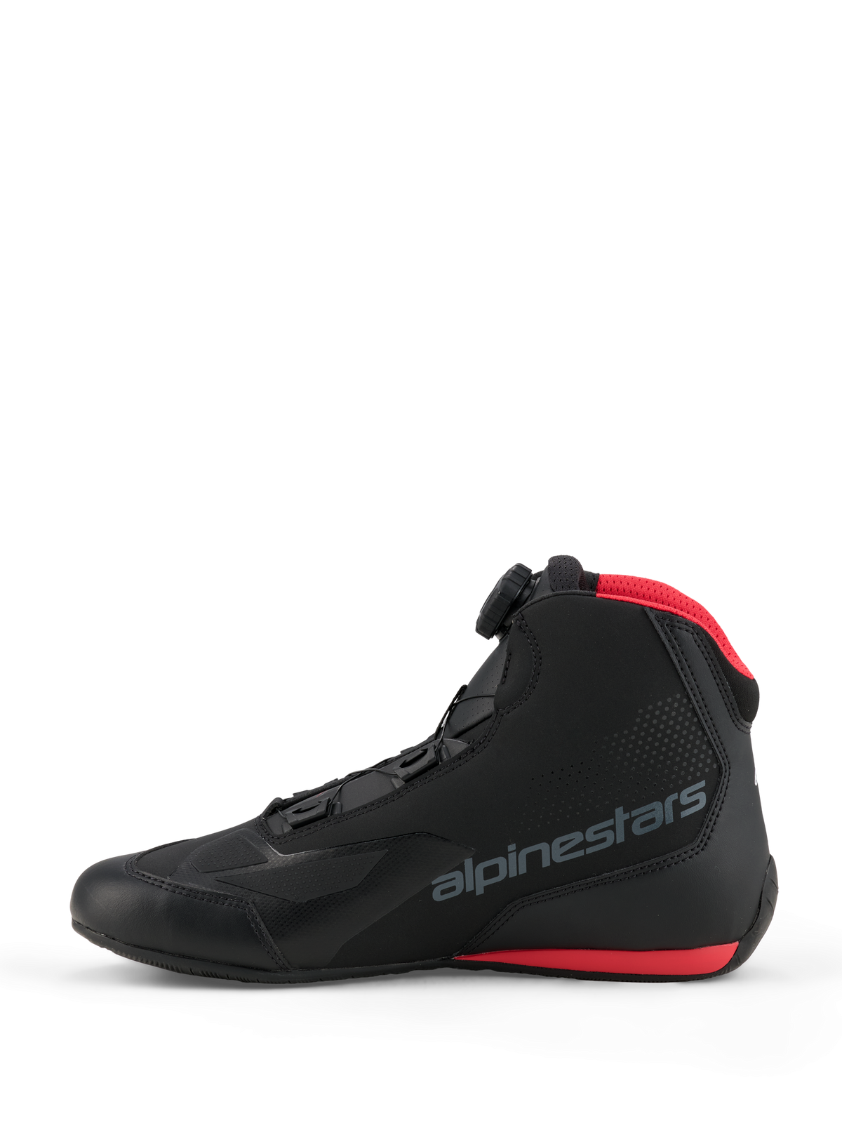 Scarpe Alpinestars Celer, scarpe da moto, nero e rosso acceso, vista laterale con sistema di chiusura Alpinestars Rotor, tomaia in microfibra con logo grigio e dettagli rossi sul colletto in mesh e sulla suola.