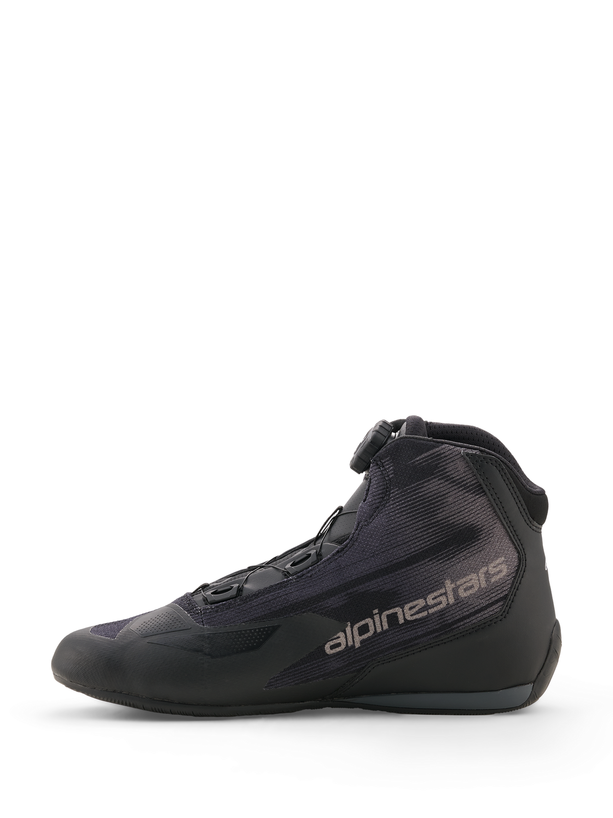 Scarpe Alpinestars Celer Superair, nero e grigio scuro, scarpe da moto per guida sportiva, vista di profilo con tomaia in tessuto ad alto flusso d'aria, rotella del sistema di chiusura Rotor e marchio Alpinestars grigio sul lato