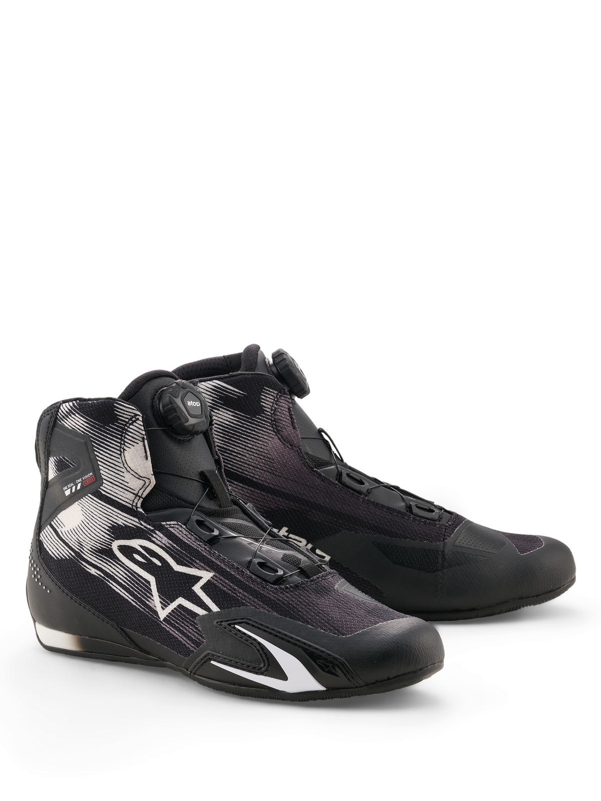 Scarpe Alpinestars Celer Superair, calzature da moto, nero e bianco, con sistema di chiusura Rotor sulla linguetta, logo a stella bianca su tomaia in tessuto traspirante e design sportivo a basso profilo.