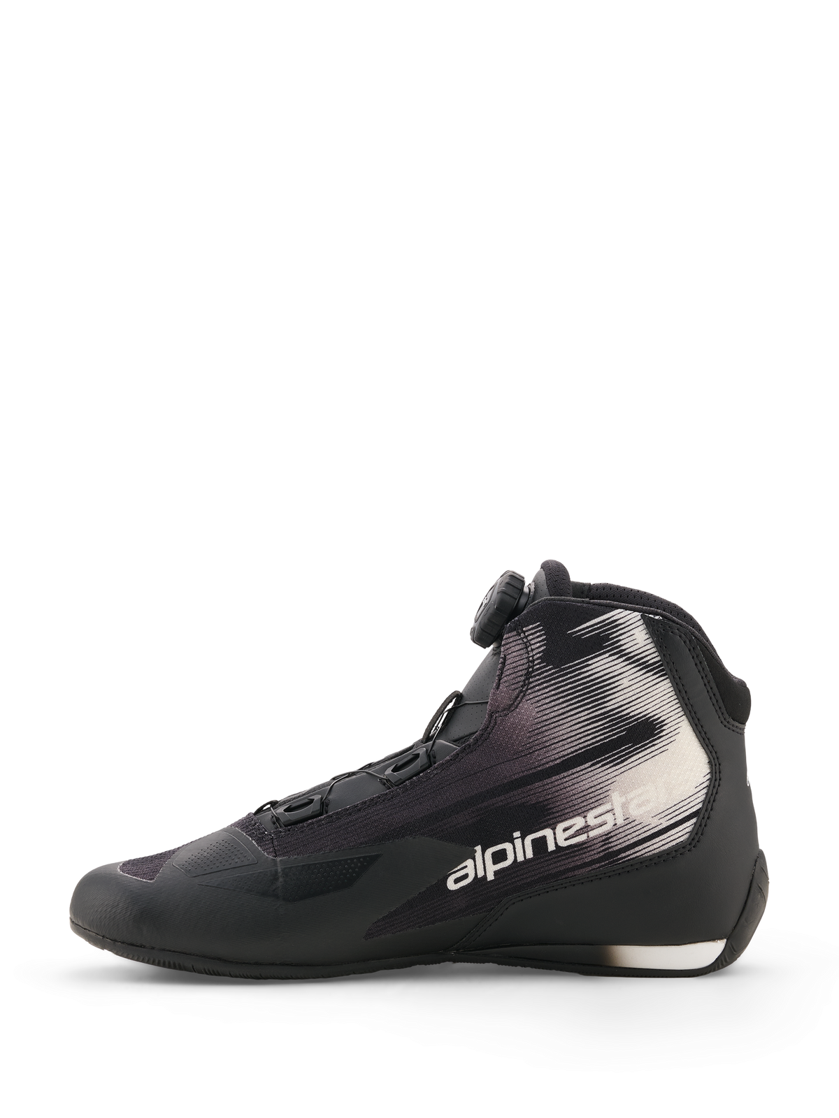 Scarpe Alpinestars Celer Superair, nero e bianco, scarpe da moto, vista laterale, dotate di sistema di chiusura Rotor, tomaia in tessuto con motivi grafici bianchi e logo Alpinestars, design sportivo e per il tempo libero