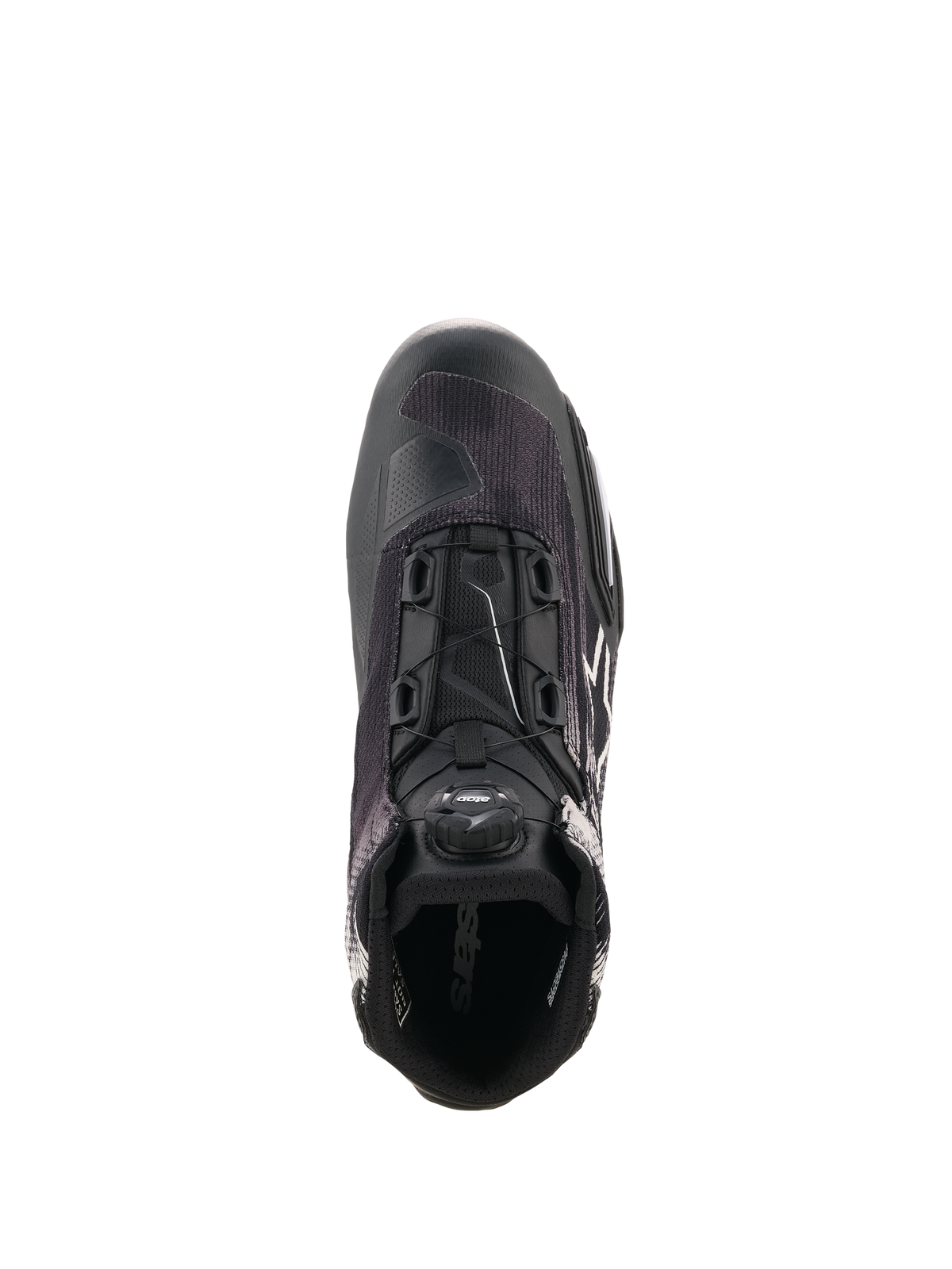 Scarpe Alpinestars Celer Superair, scarpa tecnica da moto in nero e bianco vista dall'alto, con sistema di chiusura Rotor integrato, tomaia in tessuto traspirante e design d'ispirazione sportiva per prestazioni ottimali in climi caldi.