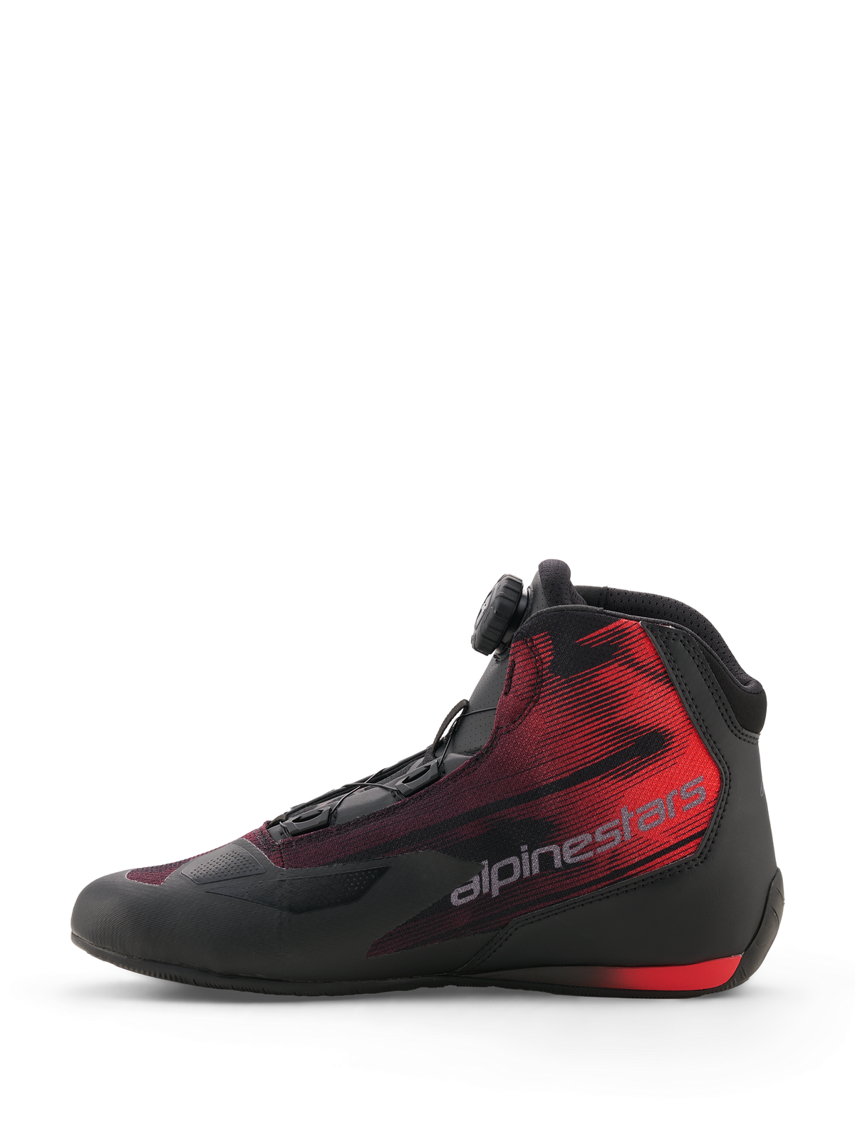 Scarpe Alpinestars Celer Superair, scarpe da moto, nero e rosso brillante, vista laterale che mostra la rotella del sistema di chiusura Alpinestars Rotor, tomaia in tessuto ventilato e grafica con sfumatura rossa e scritta Alpinestars