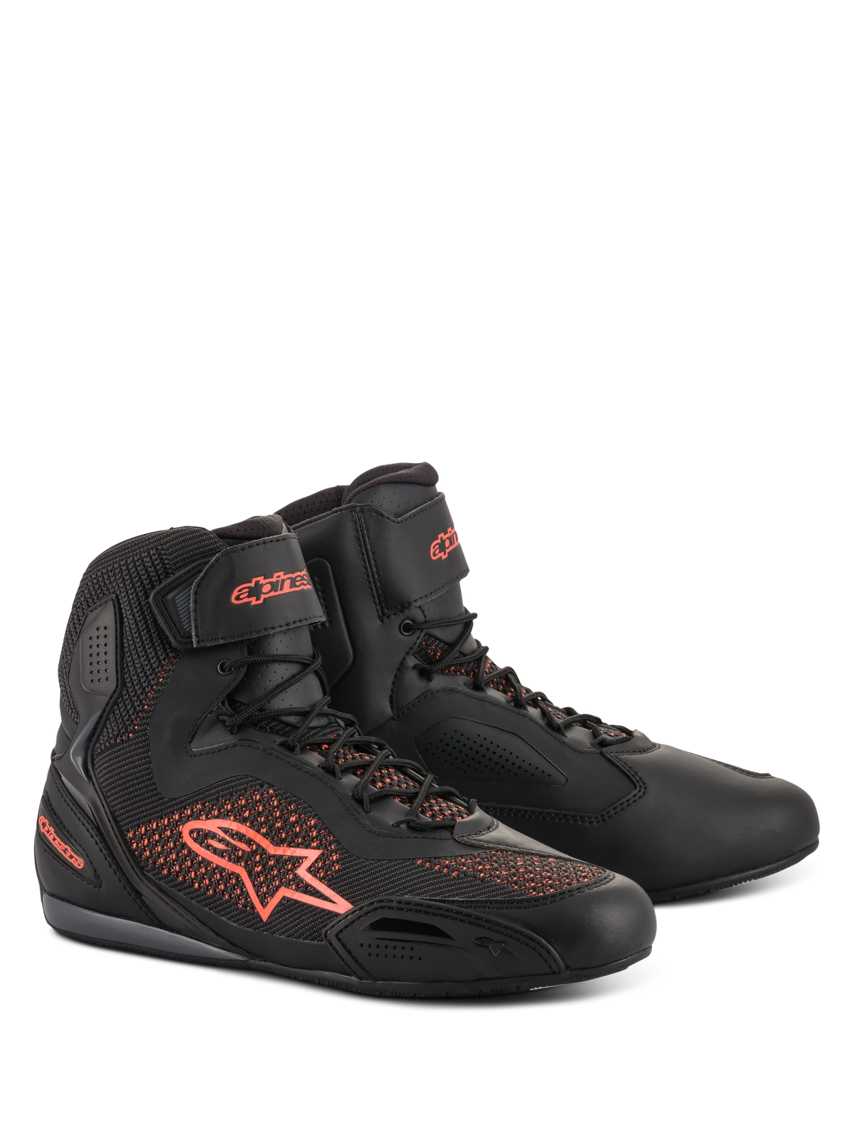 Scarpe Alpinestars Faster-3 Rideknit, scarpe da moto, nero e rosso fluorescente, con pannelli in maglia traspirante e costruzione in microfibra leggera, profilo alto con logo Alpinestars sul lato e sul tallone, chiusura sicura con lacci e cinturino a strappo sulla caviglia