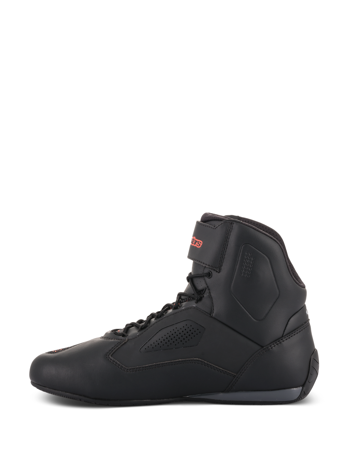 Scarpe Alpinestars Faster-3 Rideknit®, scarpa da moto nera, vista di profilo laterale, tomaia in microfibra nera opaca con pannelli traforati per il flusso d'aria, sistema di chiusura con lacci e logo Alpinestars rosso sul cinturino alla caviglia, design sportivo per guida su strada
