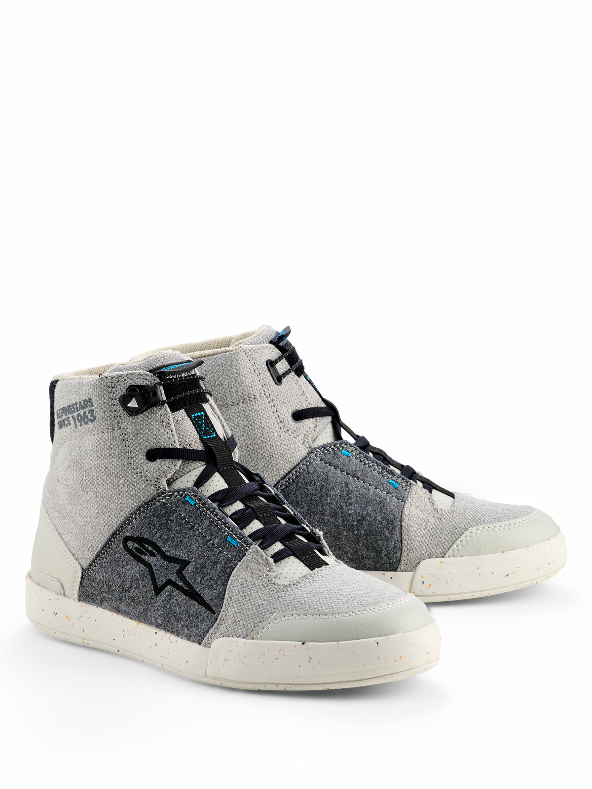 Scarpe da moto Alpinestars Circal, calzature motociclistiche urban, grigio, nero e Methyl Blue, stile sneaker high-top con tela grigio chiaro e pannelli in feltro riciclato grigio scuro, logo a stella nero e suola in gomma punteggiata