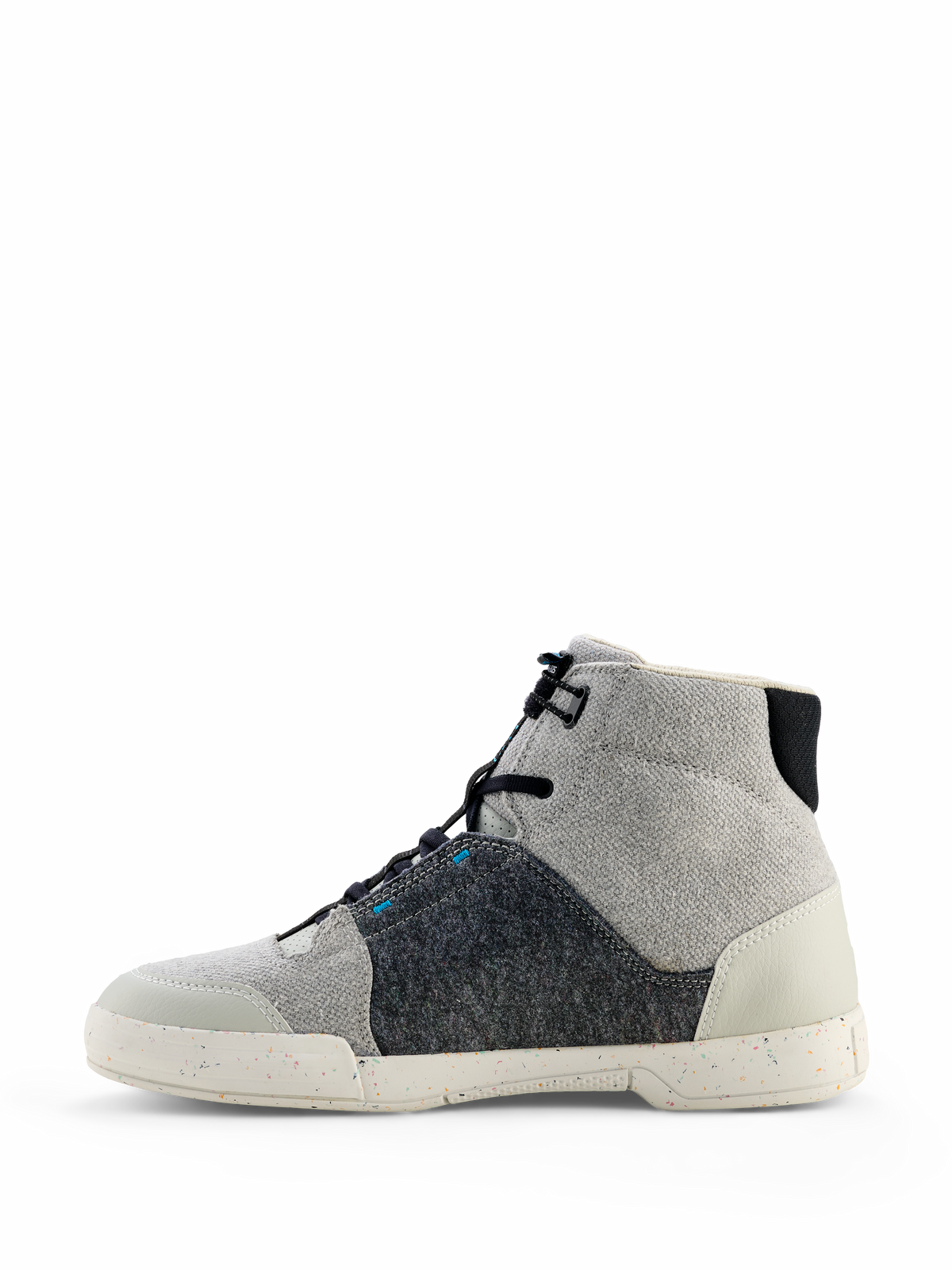 Scarpe da moto Alpinestars Circal, calzature da moto urbane, grigio, nero e Methyl Blue, profilo laterale con materiali in tela e feltro riciclato, suola bianco sporco punteggiata, stile casual high-top per la guida urbana