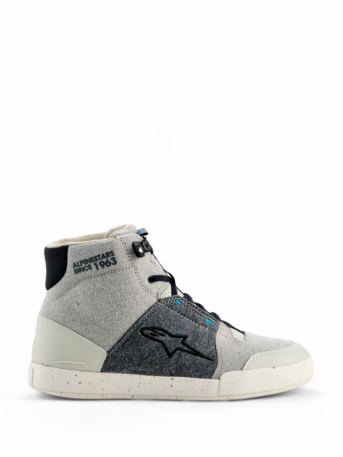 Alpinestars Circal Riding Shoes, sneaker da moto alta in Gray Black Methyl Blue, pannelli in tela grigio chiaro e tessuto testurizzato grigio scuro, suola in gomma bianca con puntini colorati riciclati, logo a stella Alpinestars nero, marchio sulla caviglia "ALPINESTARS SINCE 1963", stile urban riding moderno