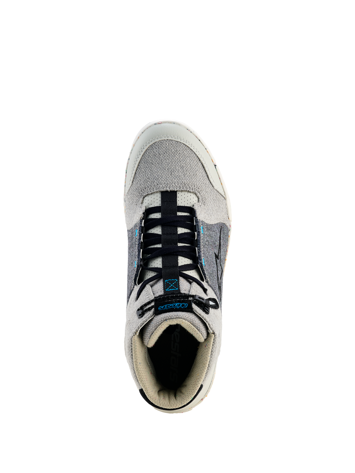 Scarpe da moto Alpinestars Circal, scarpe da moto urbane, grigio, nero e blu metile, vista dall'alto che mostra lacci elasticizzati neri, punta e colletto in tela grigio chiaro, pannelli laterali grigio scuro con dettagli blu, calzature da moto urbane protettive e sostenibili