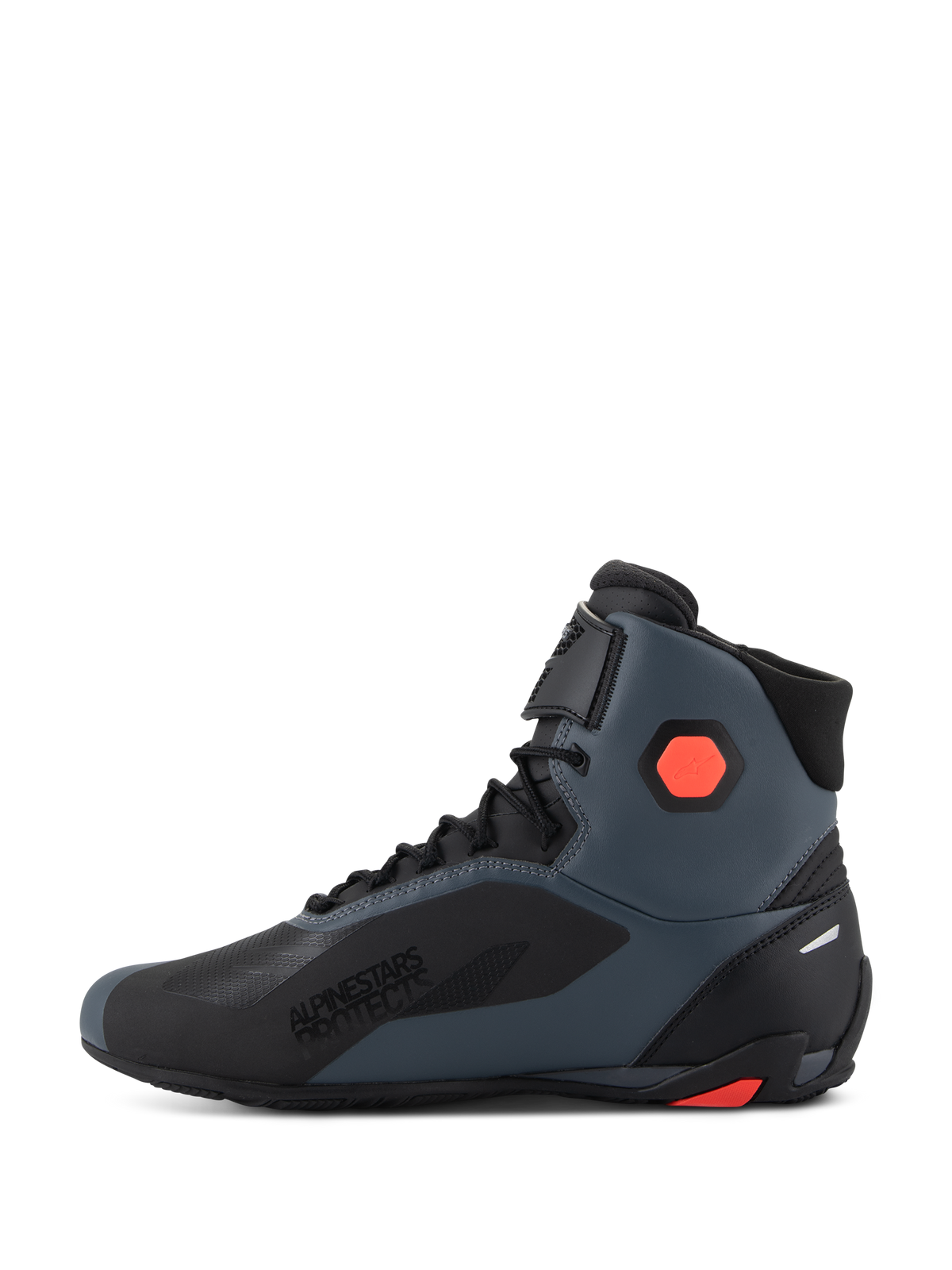 Scarpe Alpinestars Faster-4, scarpe da moto, nero, grigio e rosso fluo, vista laterale che mette in evidenza il marchio "Alpinestars Protects", costruzione tecnica in microfibra con lacci e cinturino a strappo, dettagli protettivi su caviglia e tallone per la guida su strada