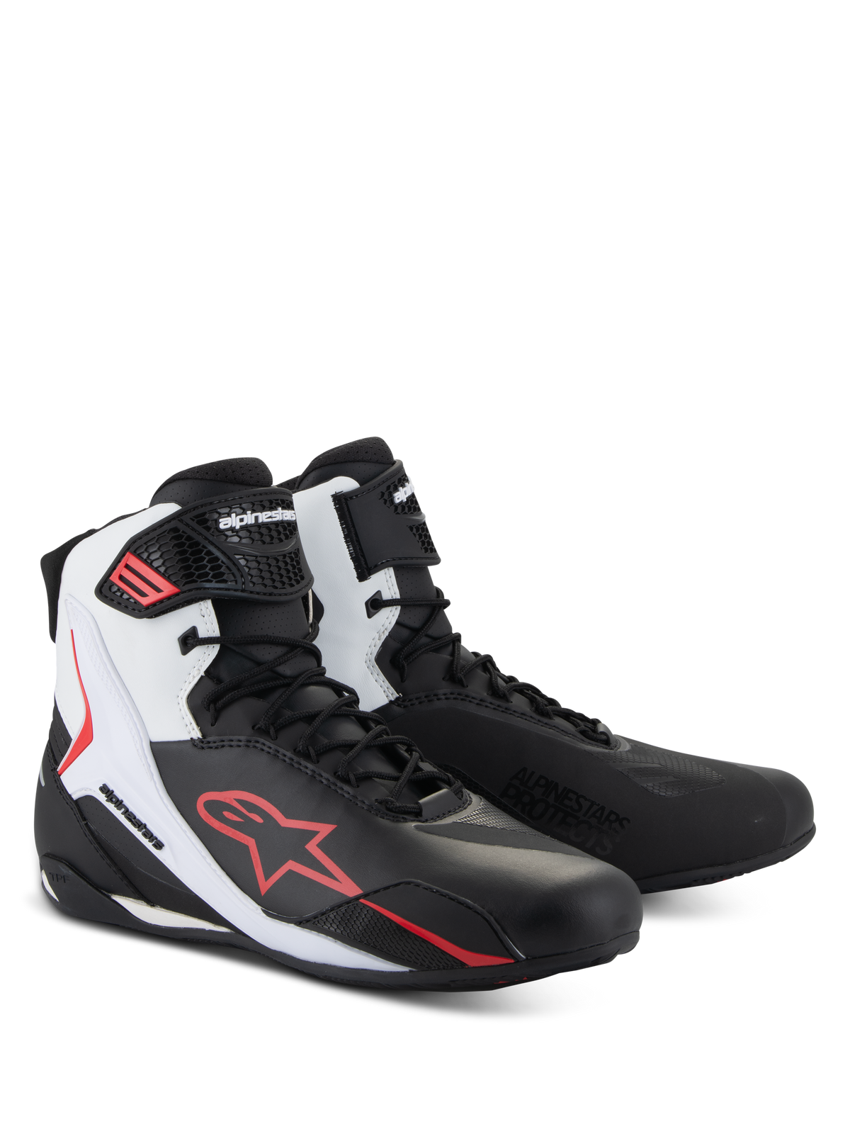 Alpinestars Scarpe Faster-4, scarpe da moto, nero, bianco e rosso, calzatura tecnica per guida su strada con tomaia in microfibra avanzata, chiusura a lacci e cinturino a strappo sulla caviglia, prominente logo Alpinestars rosso e slider protettivi in TPR.