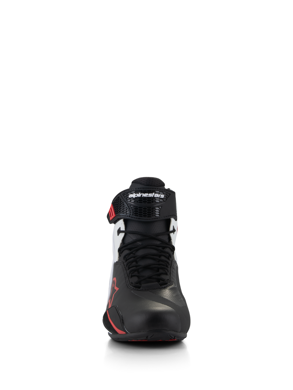 Scarpe Alpinestars Faster-4, scarpe da moto, nero, bianco e rosso, vista frontale con chiusura tradizionale a lacci e cinturino ergonomico in TPR con logo Alpinestars, tomaia in microfibra con inserti rossi