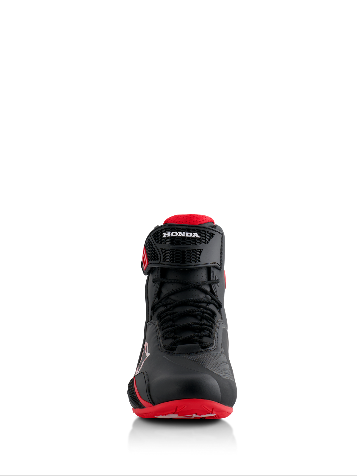Scarpe Alpinestars Honda Faster-4, nero e rosso, vista frontale, con costruzione in microfibra senza cuciture, chiusura con lacci e cinturino regolabile alla caviglia con marchio Honda