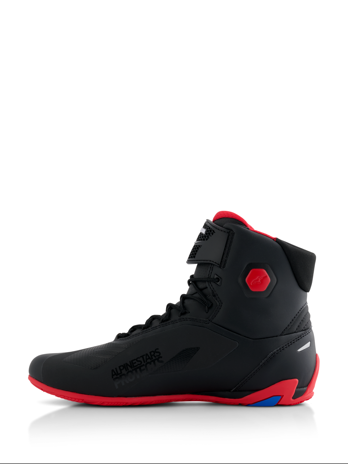 Scarpe Alpinestars Honda Faster-4, scarpe da moto, nero e rosso, vista laterale, con suola rosso acceso e protezione esagonale sulla caviglia, stile sneaker alta con chiusura a lacci e cinturino a strappo, logo 'Alpinestars Protects', calzature tecniche ed eleganti per la guida su strada