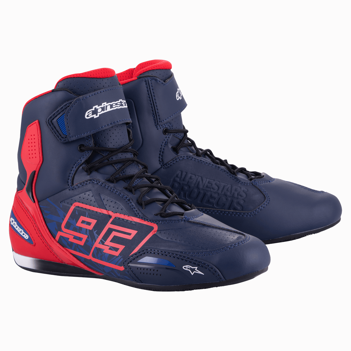 Alpinestars MM93 Austin Riding Shoe, scarpe da moto a profilo alto, blu navy e rosso acceso, con l'evidente logo 93 sul lato, chiusura sicura con lacci e cinturino a strappo, design sportivo per la guida su strada