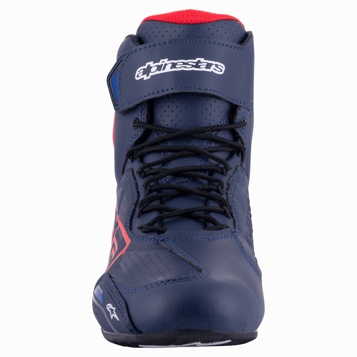 Alpinestars Austin Riding Shoe, vista frontale, Night Navy e Bright Red, con lacci neri, cinturino alla caviglia in velcro con logo bianco e struttura in microfibra traforata.