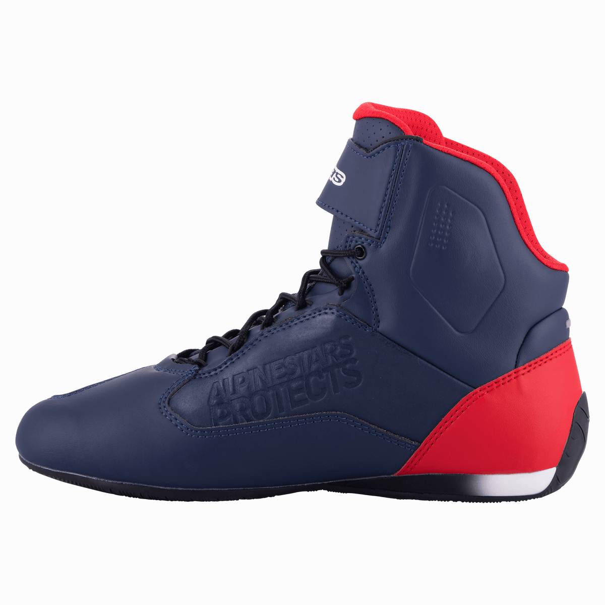Scarpa da moto Alpinestars Austin, Night Navy e Bright Red, vista laterale con tomaia in microfibra blu navy, dettagli rossi su tallone e collarino, lacci neri, marchio 'Alpinestars Protects' in rilievo, calzatura tecnica da moto alta