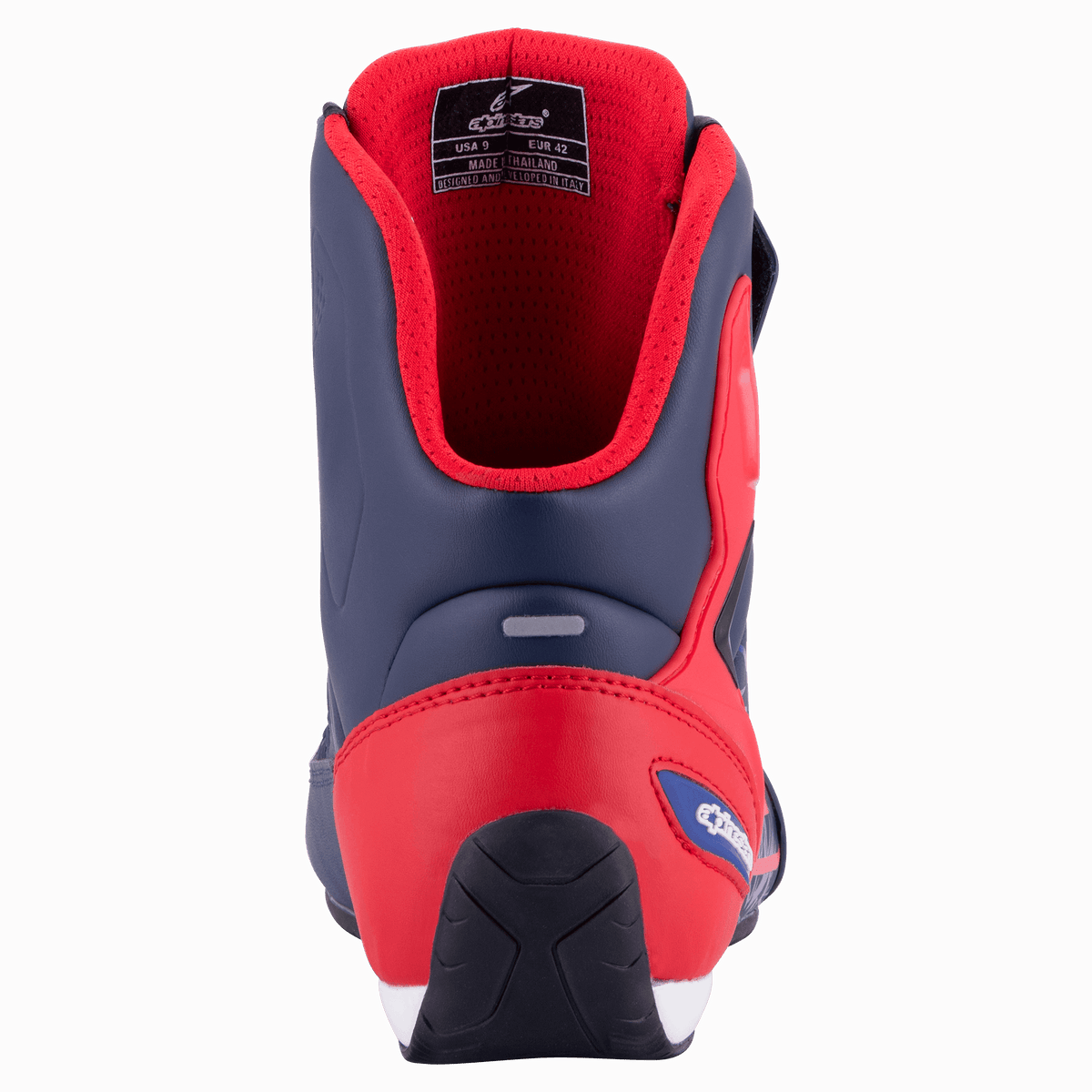 Alpinestars Austin Riding Shoe, blu notte e rosso brillante, vista posteriore che mostra il contrafforte del tallone in TPU rinforzato, fodera in mesh rossa e suola in gomma testurizzata, calzatura da moto sportiva