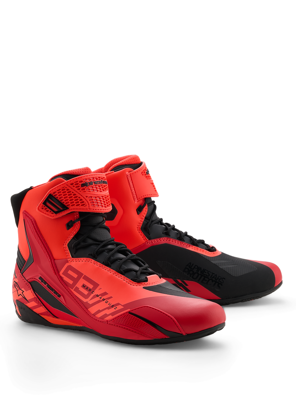 Scarpe Alpinestars MM93 Faster-4, scarpe da moto, rosso fluo, rosso brillante e nero, prospettiva anteriore destra, con marchio Marc Marquez 93, chiusura tradizionale con lacci e cinturino a strappo, design sportivo con inserti protettivi in TPU e struttura in microfibra leggera.