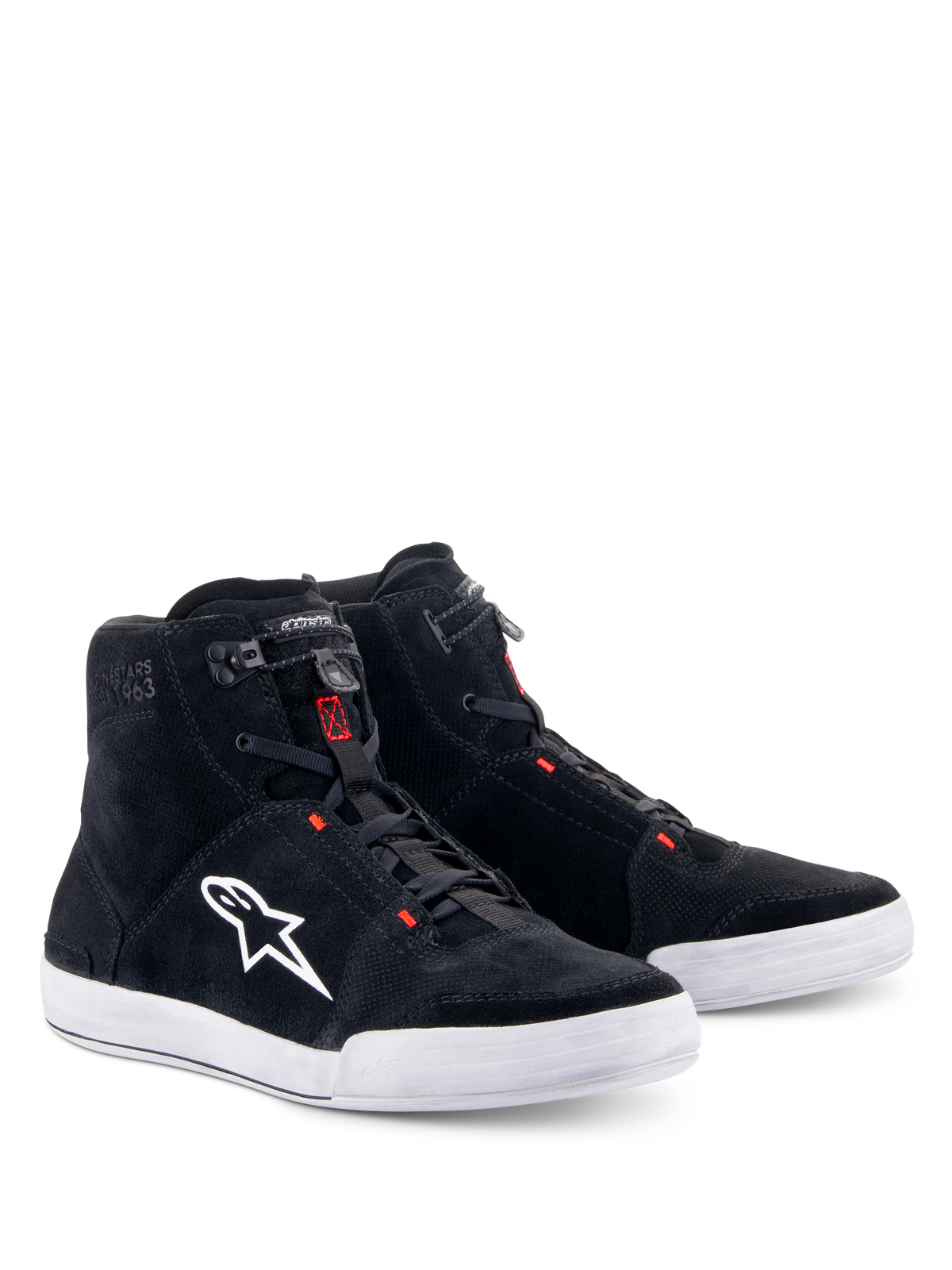Scarpe Alpinestars Chrome, scarpe da moto, nero e grigio freddo con dettagli rosso fluo, silhouette alta, tomaia in camoscio spaccato con suola in gomma bianca, logo laterale bianco e chiusura elastica rapida, stile urban streetwear casual