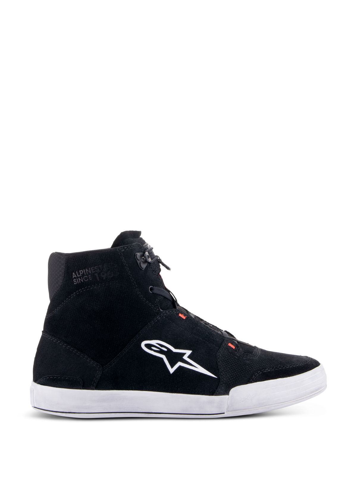 Alpinestars Chrome Shoes, scarpe da moto urbane, nero e bianco con accenti rosso fluo, profilo laterale con costruzione in pelle scamosciata, grande logo A-star bianco, suola a cassetta in gomma bianca e silhouette casual ispirata alle sneaker per gli spostamenti in moto