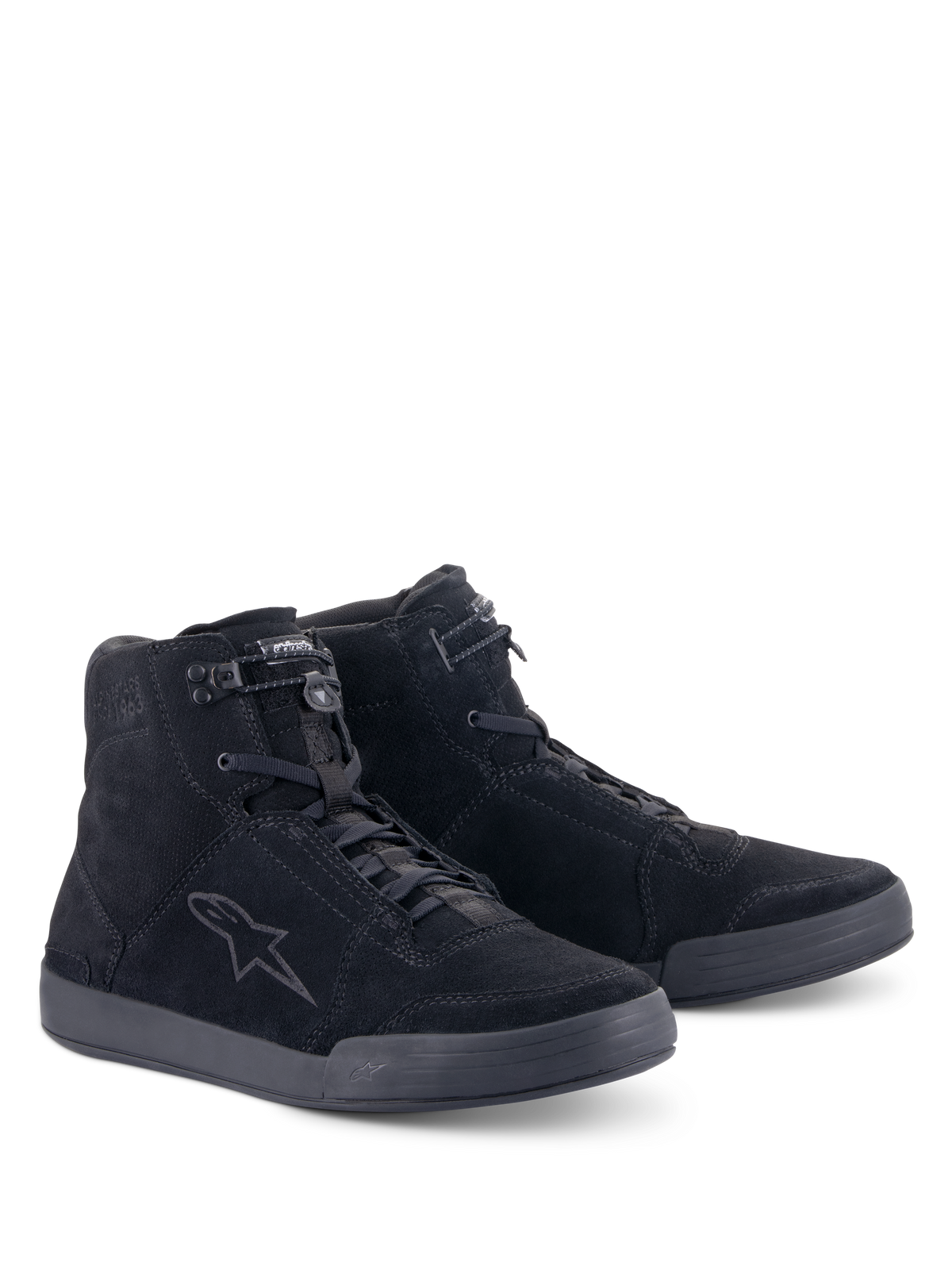 Alpinestars Chrome Shoes, scarpe da moto urbane, nero, costruzione high-top in camoscio con logo a stella tono su tono, chiusura frontale con lacci ed elastico superiore, suola piatta in gomma per un look casual.
