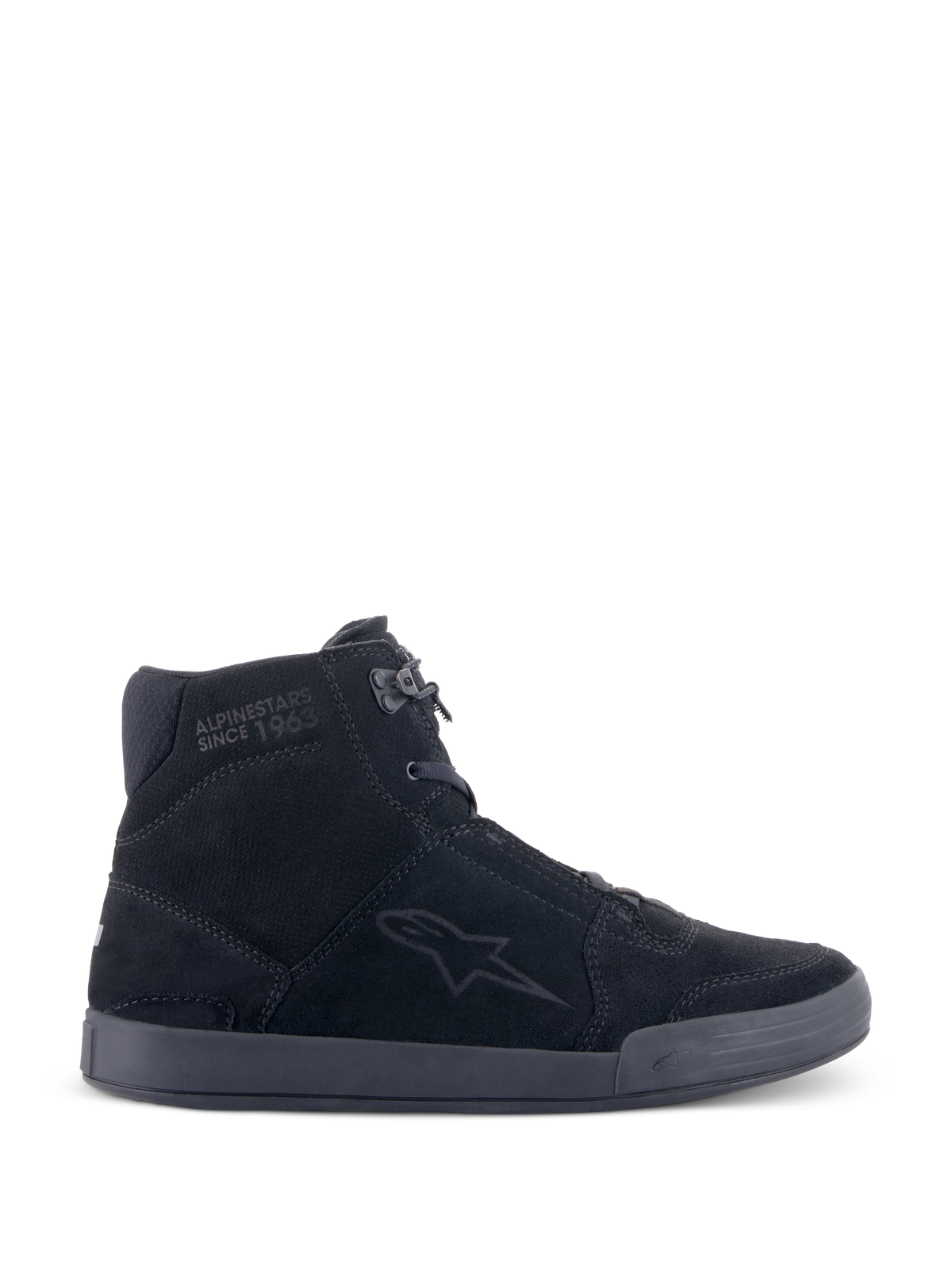 Alpinestars Chrome Shoes, scarpe da moto urbane, Nero/Nero, silhouette sneaker alta in camoscio spaccato, con logo a stella laterale e scritta 'Since 1963' sulla caviglia, design casual streetwear con suola piatta in gomma