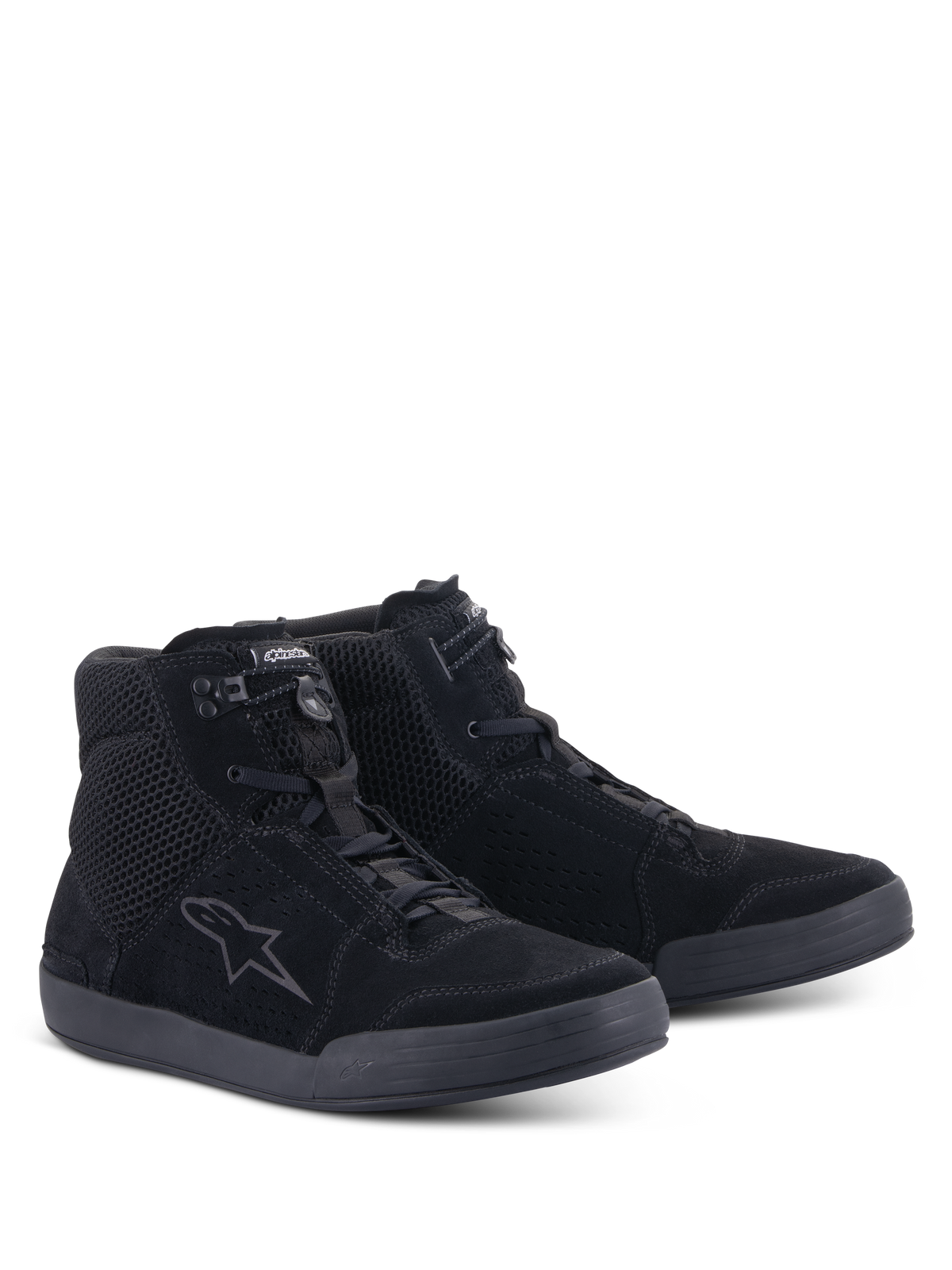 Alpinestars Chrome Air Shoe, scarpe da moto, nero, vista frontale a tre quarti, tomaia in camoscio e mesh con logo Alpinestars sul lato, design sneaker alta urbana per guida su strada