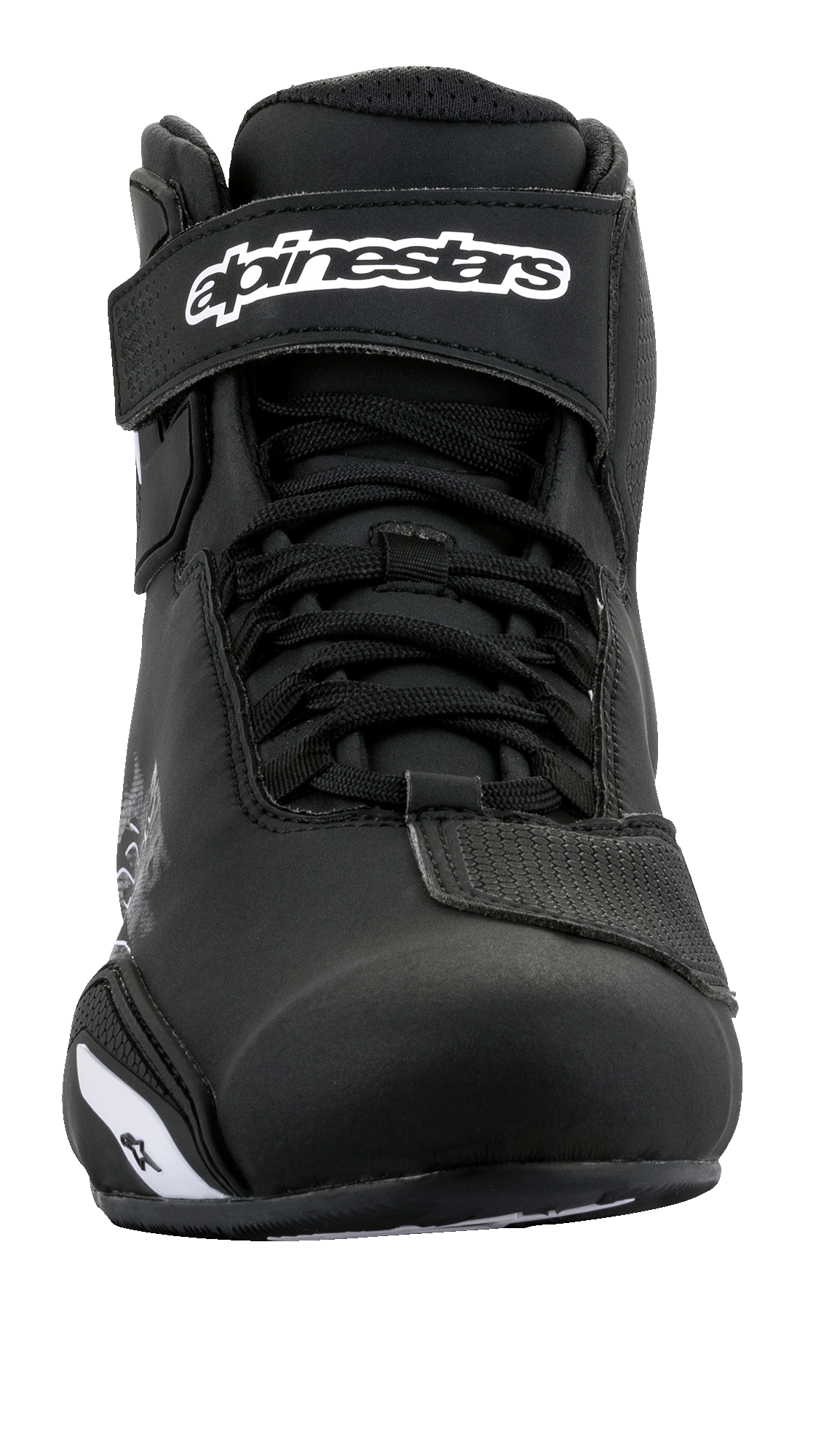 Scarpe Alpinestars Sektor, scarpe da moto, nero e bianco, vista frontale con sistema di allacciatura rapida e cinturino alla caviglia a strappo con logo bianco, elegante struttura in microfibra per la guida su strada