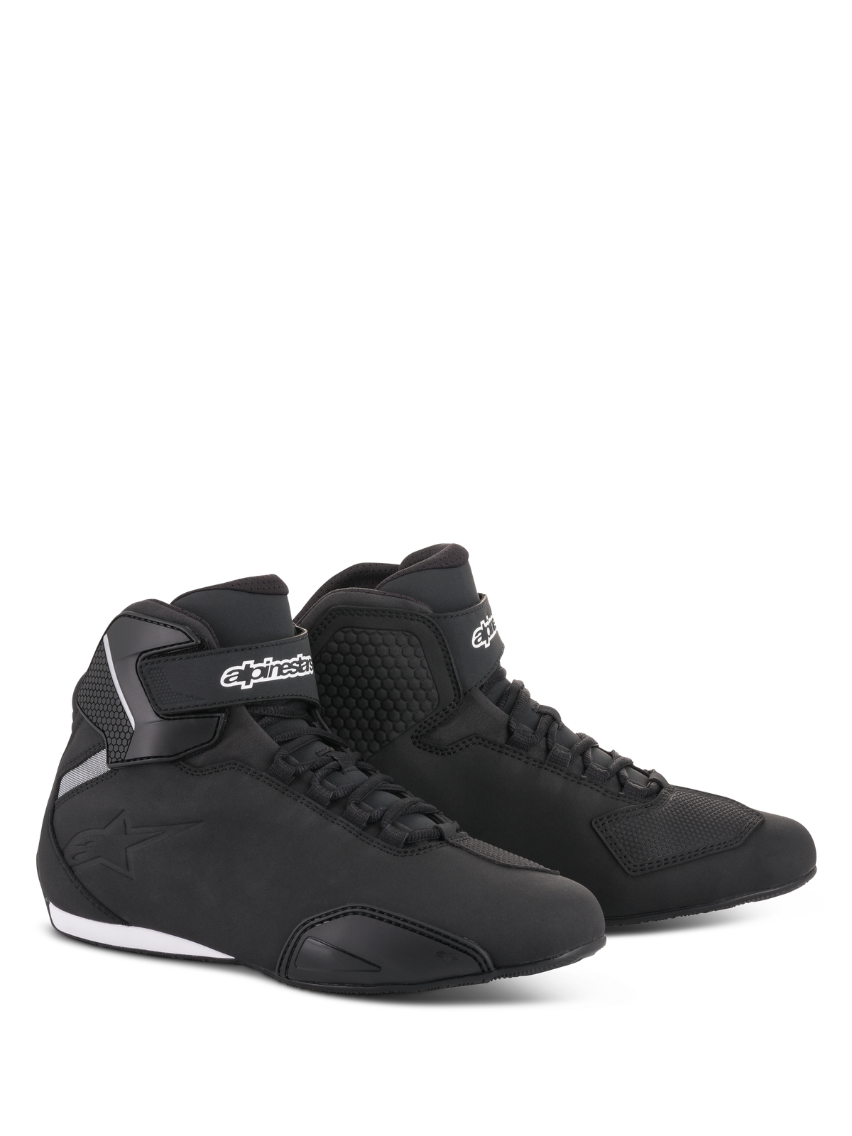 Scarpe Alpinestars Sektor, scarpe da moto, nero, elegante profilo mid-cut con tomaia in microfibra, sistema di allacciatura rapida, logo Alpinestars bianco sul cinturino alla caviglia e suola in gomma resistente