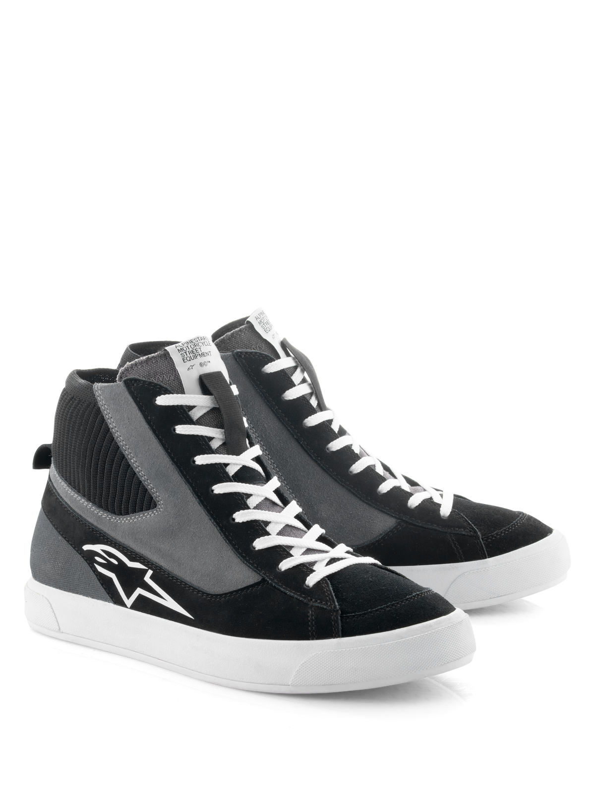 Alpinestars Stated Shoes, scarpe da moto, nero, grigio e bianco, design high-top d'ispirazione skate rétro con lacci bianchi e suola in gomma vulcanizzata, logo Alpinestars sul lato e un mix di materiali in scamosciato e tela.