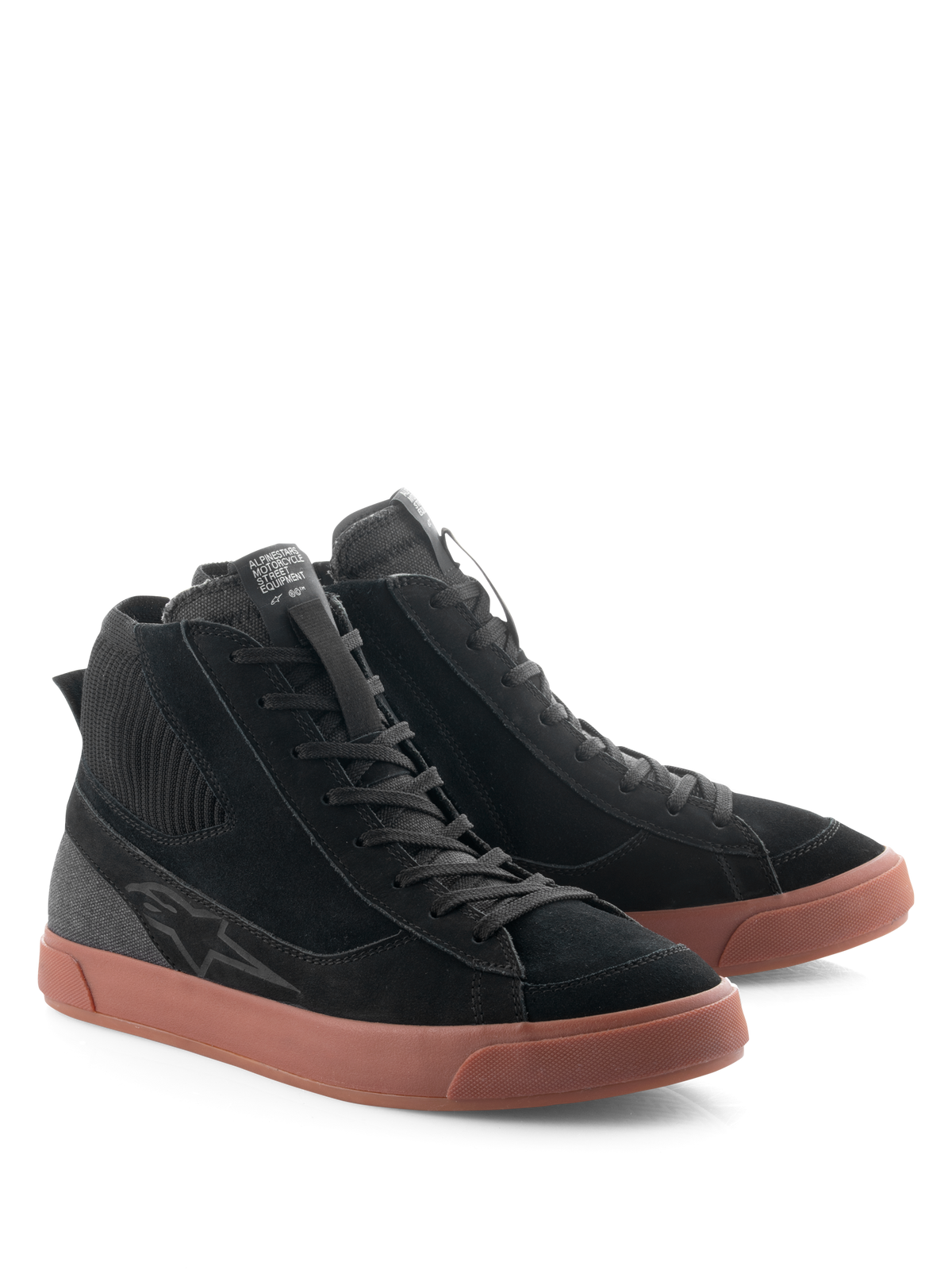 Scarpe Alpinestars Stated, scarpe da moto urbane, Black and Gum, silhouette high-top con tomaia in pelle scamosciata e tela nera, suola in gomma vulcanizzata marrone, design d'ispirazione skate rétro per uso stradale e urbano