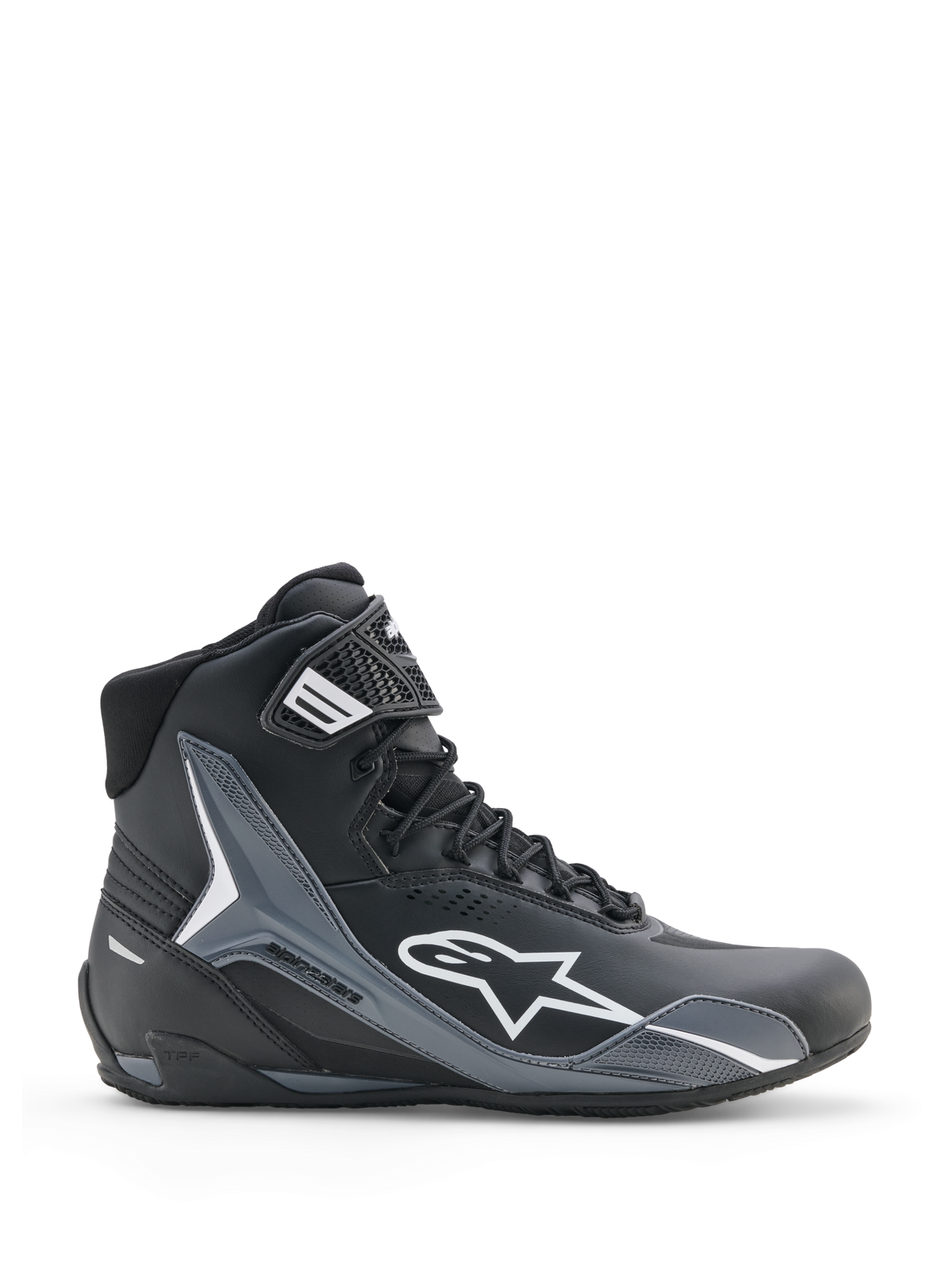 Alpinestars Faster-4 Drystar Shoes, scarpe da moto, nero, grigio freddo e bianco, vista laterale con logo Astars bianco, design a collo alto con pannelli protettivi rinforzati, chiusura con lacci e cinturino alla caviglia, stile sportivo moderno