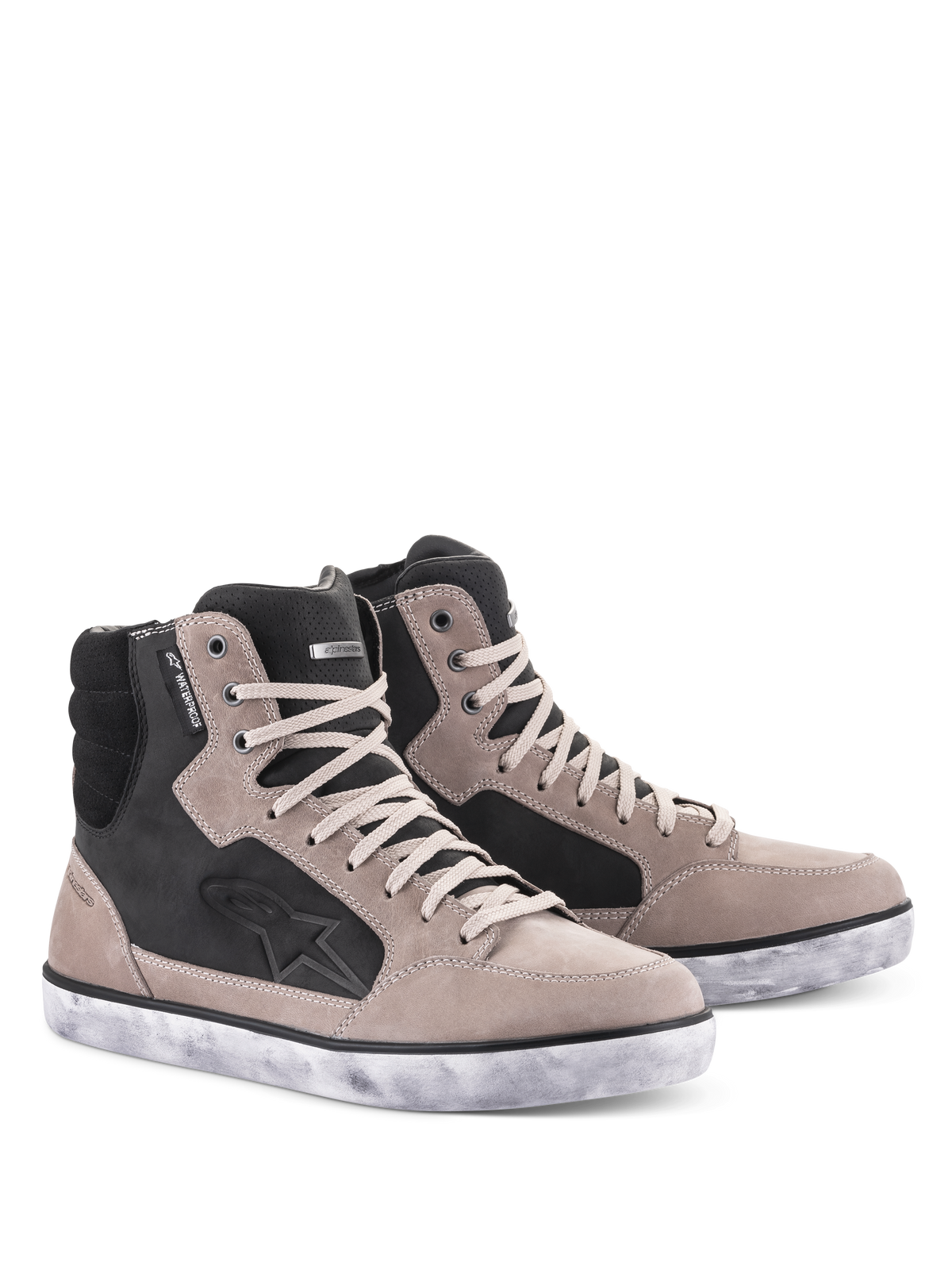 Alpinestars J-6 Waterproof Shoe, scarpe da moto, Black Flint e bianco, design sneaker alta con suola bianca effetto invecchiato, tomaia in scamosciato e pelle con logo a stella ed etichetta waterproof, calzatura per guida urbana