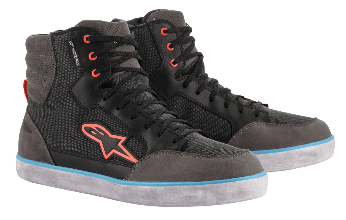 Scarpe da moto Alpinestars J-6 Waterproof Canvas, nero e grigio antracite, design sneaker alta con logo e occhielli arancioni, striscia blu chiaro sulla suola bianca, calzature da moto urbane impermeabili