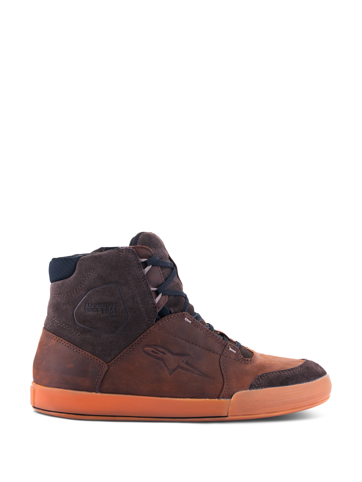 Alpinestars Chrome Crafted Drystar® Shoes, sneaker da moto urban alte color Brown Gum, vista laterale che mostra la costruzione in pelle impermeabile, dettagli in pelle scamosciata marrone scuro e la distintiva suola in gomma arancione.