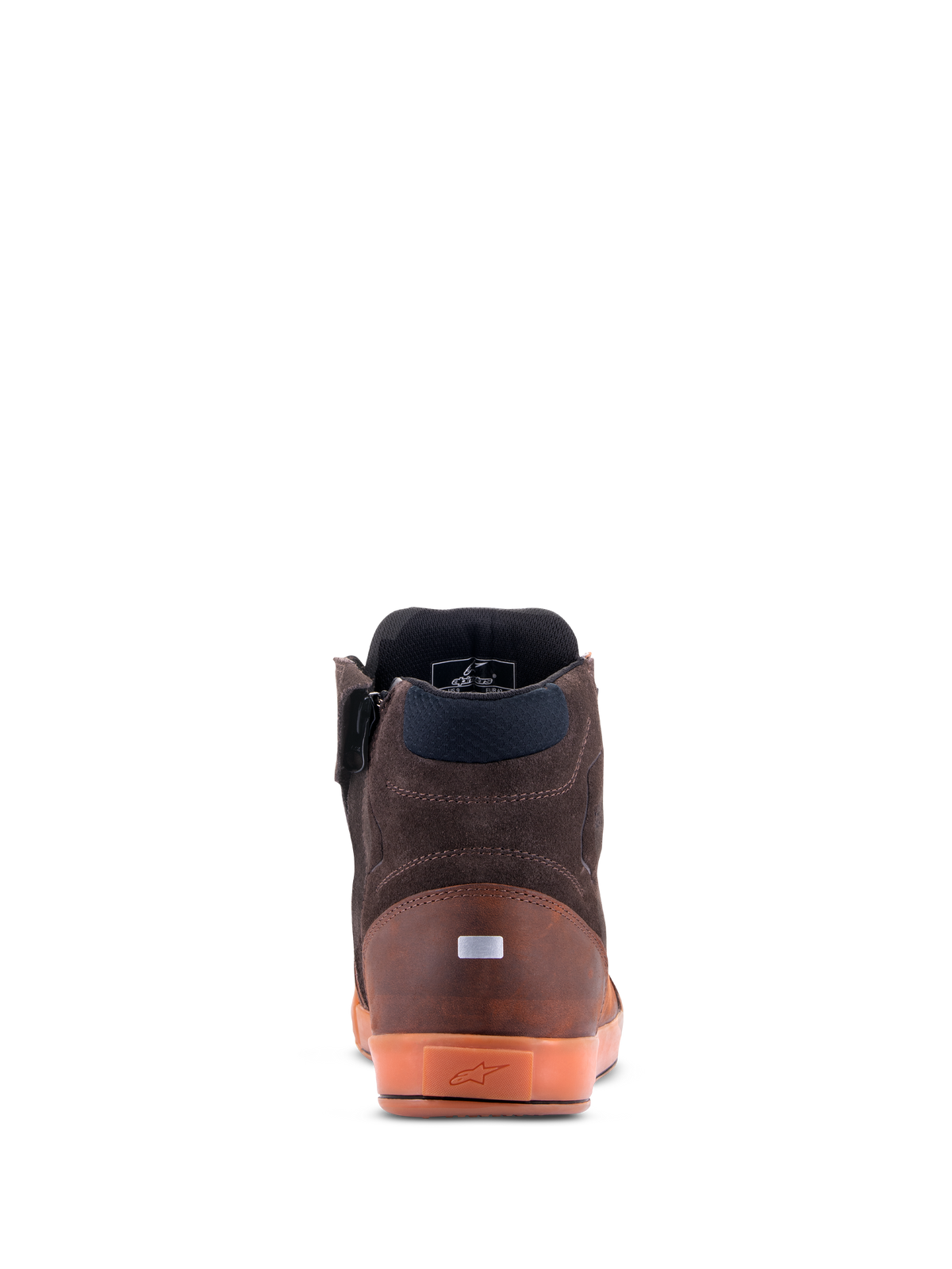 Scarpe Alpinestars Chrome Crafted Drystar®, vista posteriore, Brown Gum, scarpe da moto urban casual, costruzione in pelle e scamosciato, suola in gomma traslucida con logo in rilievo, dettaglio riflettente sul tallone