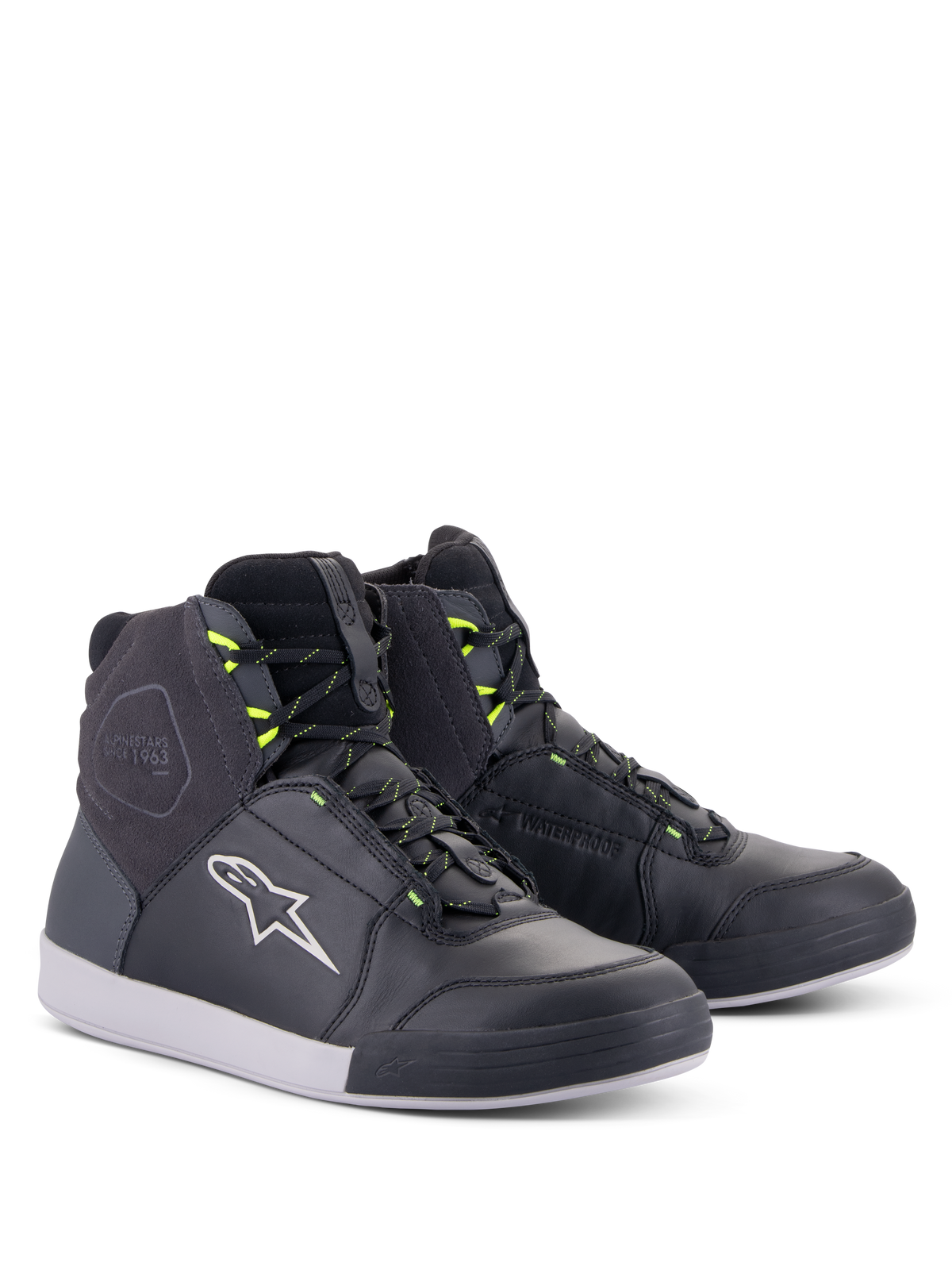 Scarpe Alpinestars Chrome Drystar®, scarpe da moto urbane, nero, grigio scuro e giallo fluo, silhouette alta in pelle premium e scamosciato, con logo Alpinestars bianco e asole dei lacci giallo neon, calzature protettive in stile street casual
