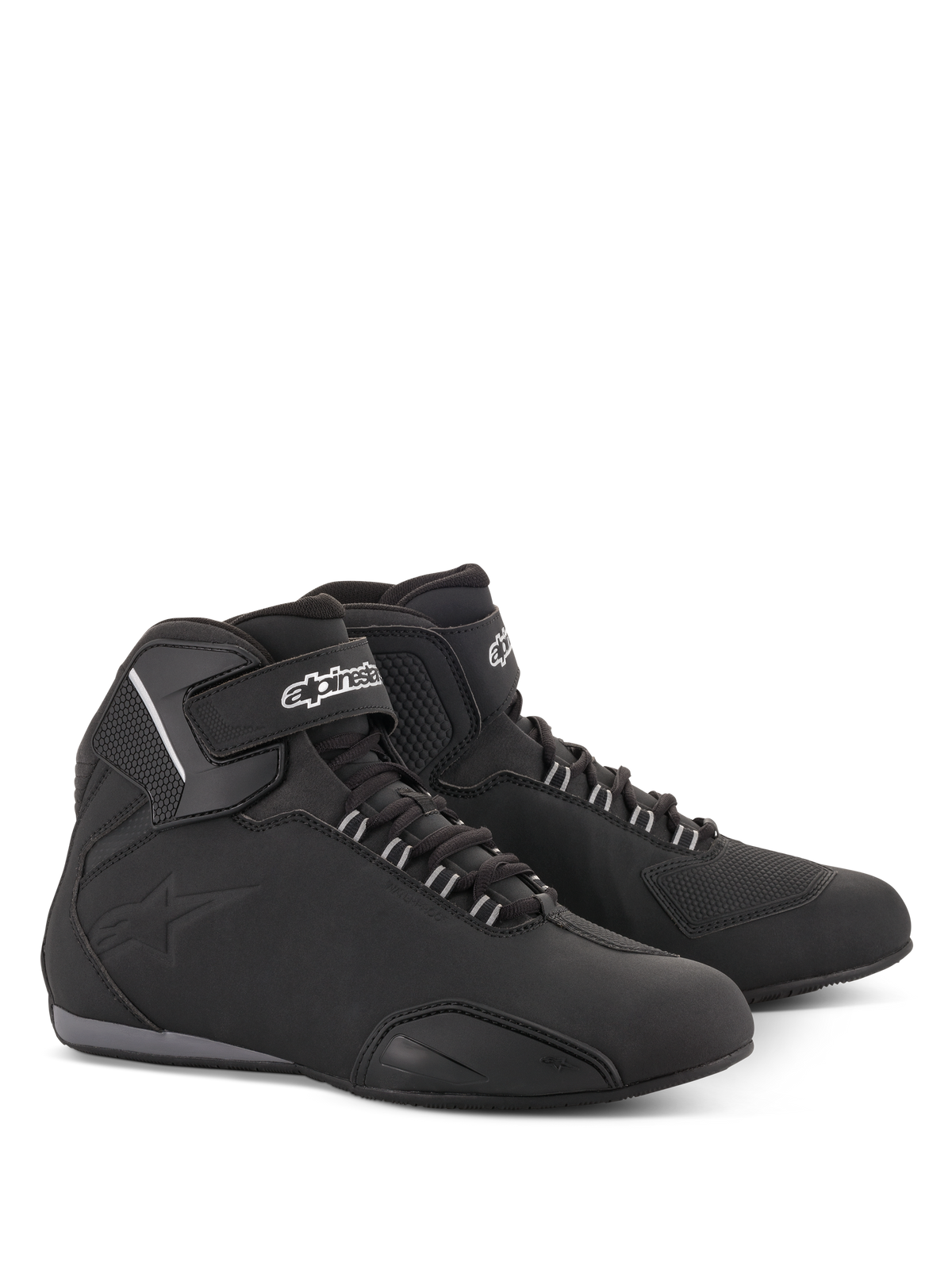 Scarpe Alpinestars Sektor Waterproof, scarpe da moto, nero, profilo mid-top con lacci e cinturino in Velcro sulla caviglia, logo Alpinestars bianco, struttura in microfibra leggera con pannelli rinforzati e suola in gomma