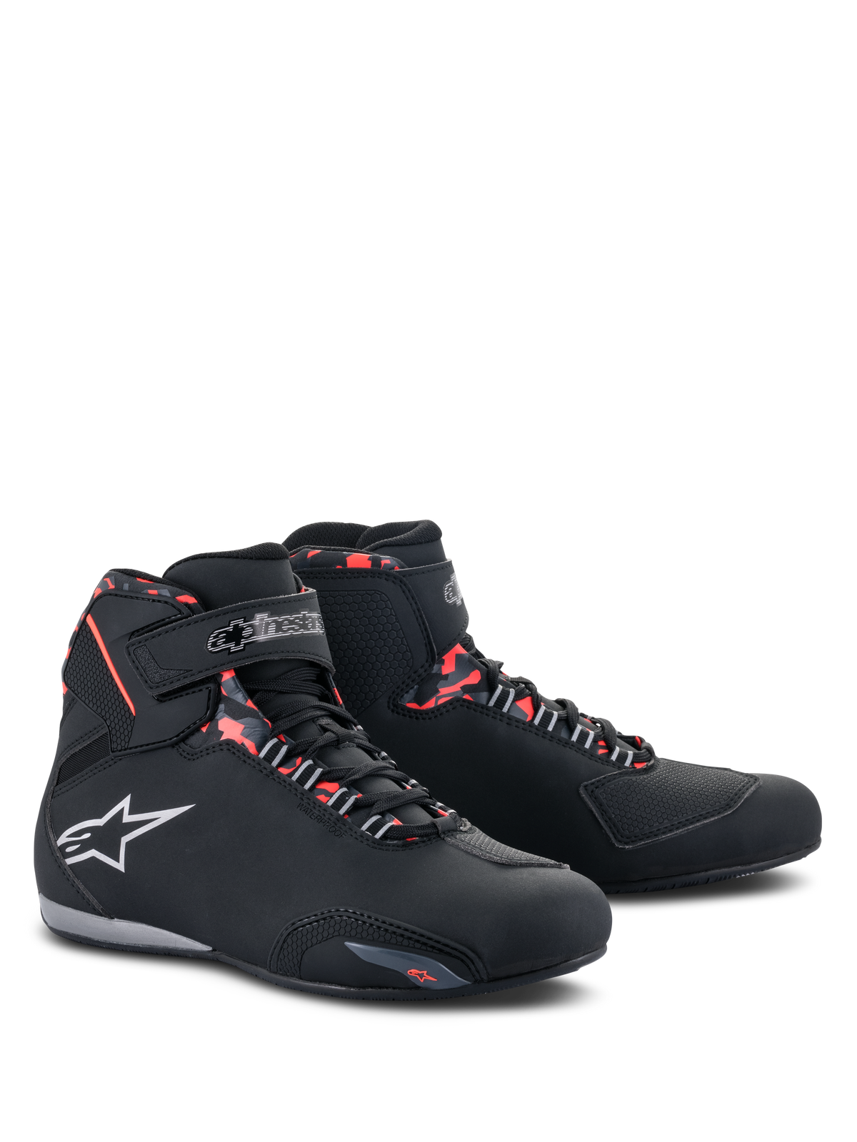 Scarpe Alpinestars Sektor Waterproof, scarpe da moto, nero, grigio scuro e rosso fluo, con logo Alpinestars bianco, profilo alto con lacci e chiusura in velcro, design impermeabile per guida su strada
